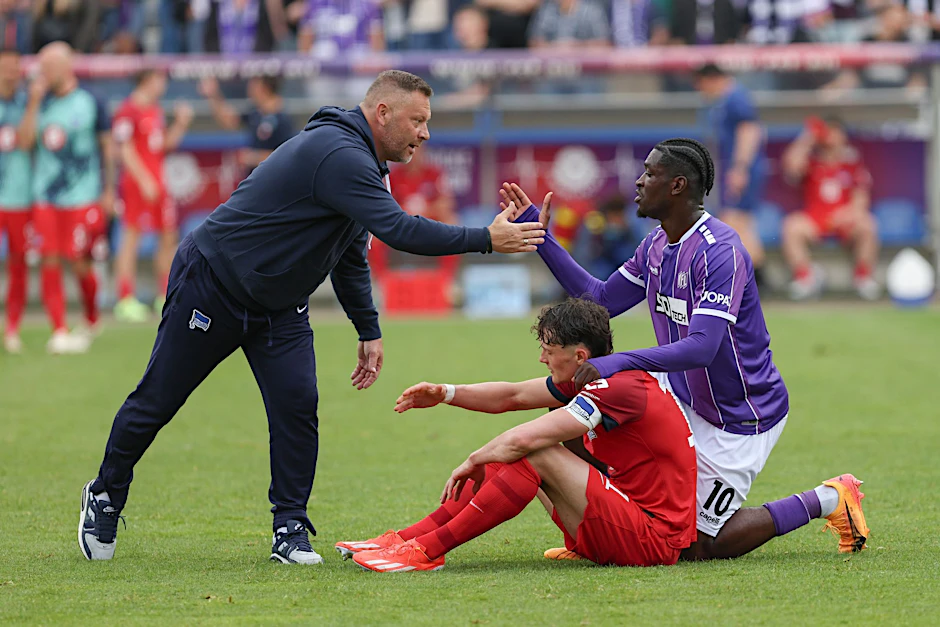 Osnabrücks Kwasi-Okjyere Wriedt (r) klatscht mit Herthas Trainer Pal Dardai (l) und Fabian Reese ab.  