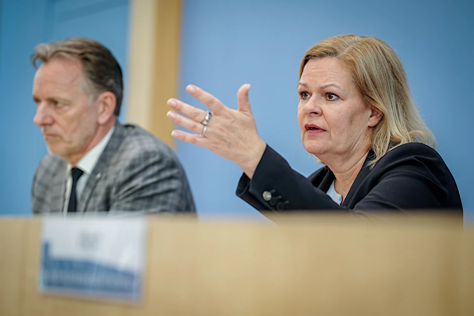 Für Bundesinnenministerin Nancy Faeser (SPD) ist der Rechtsextremismus die „größte extremistische Bedrohung“. Am Dienstag stellte sie mit&nbsp;BKA-Präsident Holger Münch die Fallzahlen für politisch motivierte Kriminalität vor.
