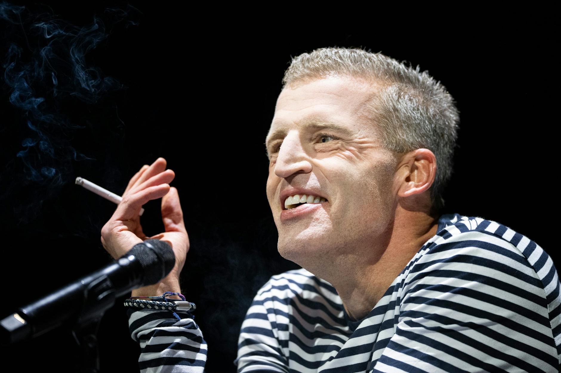 Der Autor Benjamin von Stuckrad-Barre sitzt während einer Lesung auf der Bühne im Berliner Ensemble.