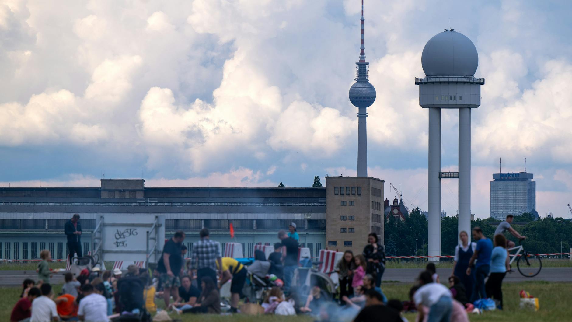 Zahlreiche Berliner grillen bei sommerlichen Temperaturen auf einem Grillplatz auf dem Tempelhofer Feld.