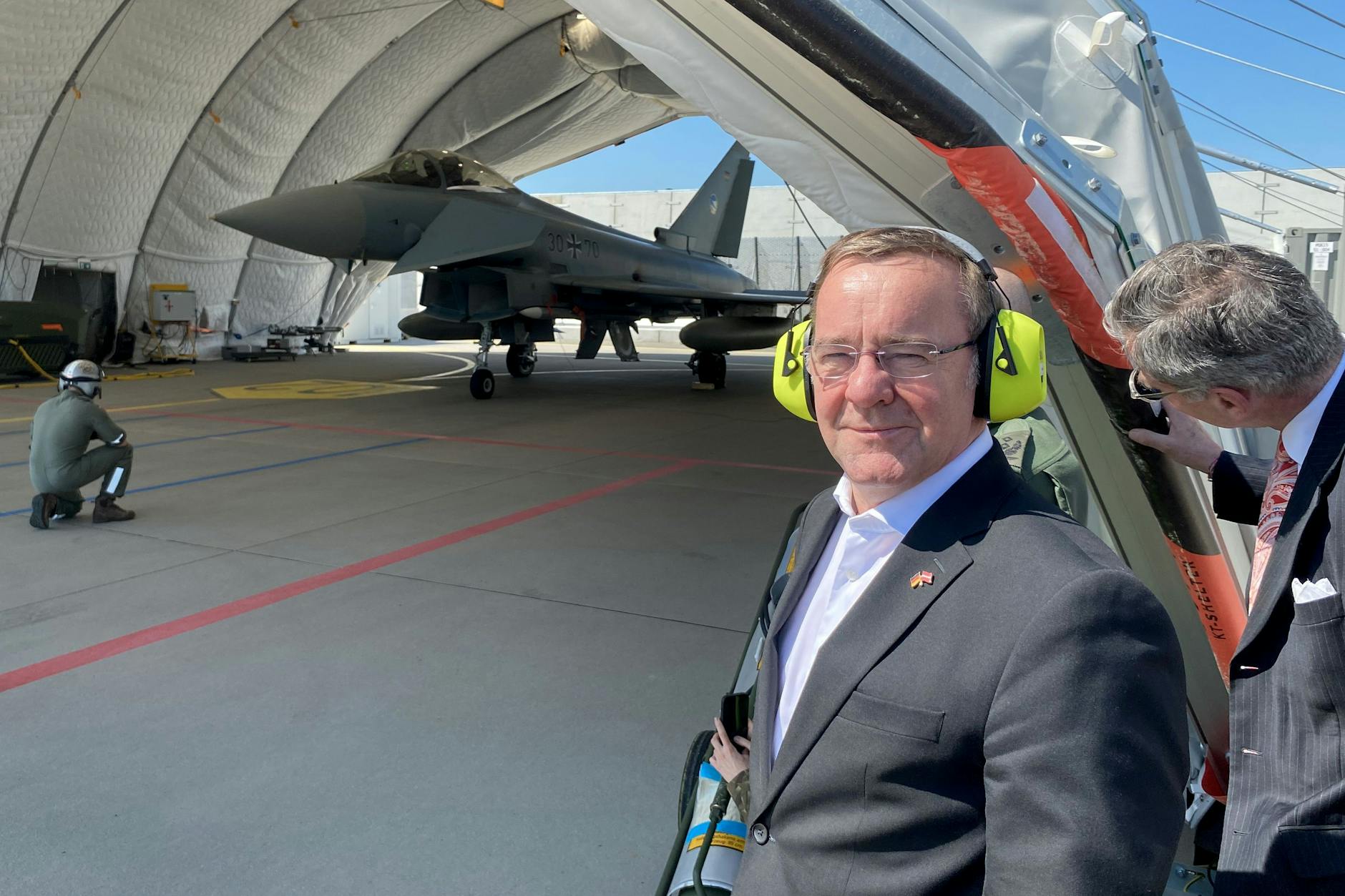 Boris Pistorius (SPD), Bundesverteidigungsminister, steht neben einem Hangar mit einem Eurofighter der Luftwaffe.