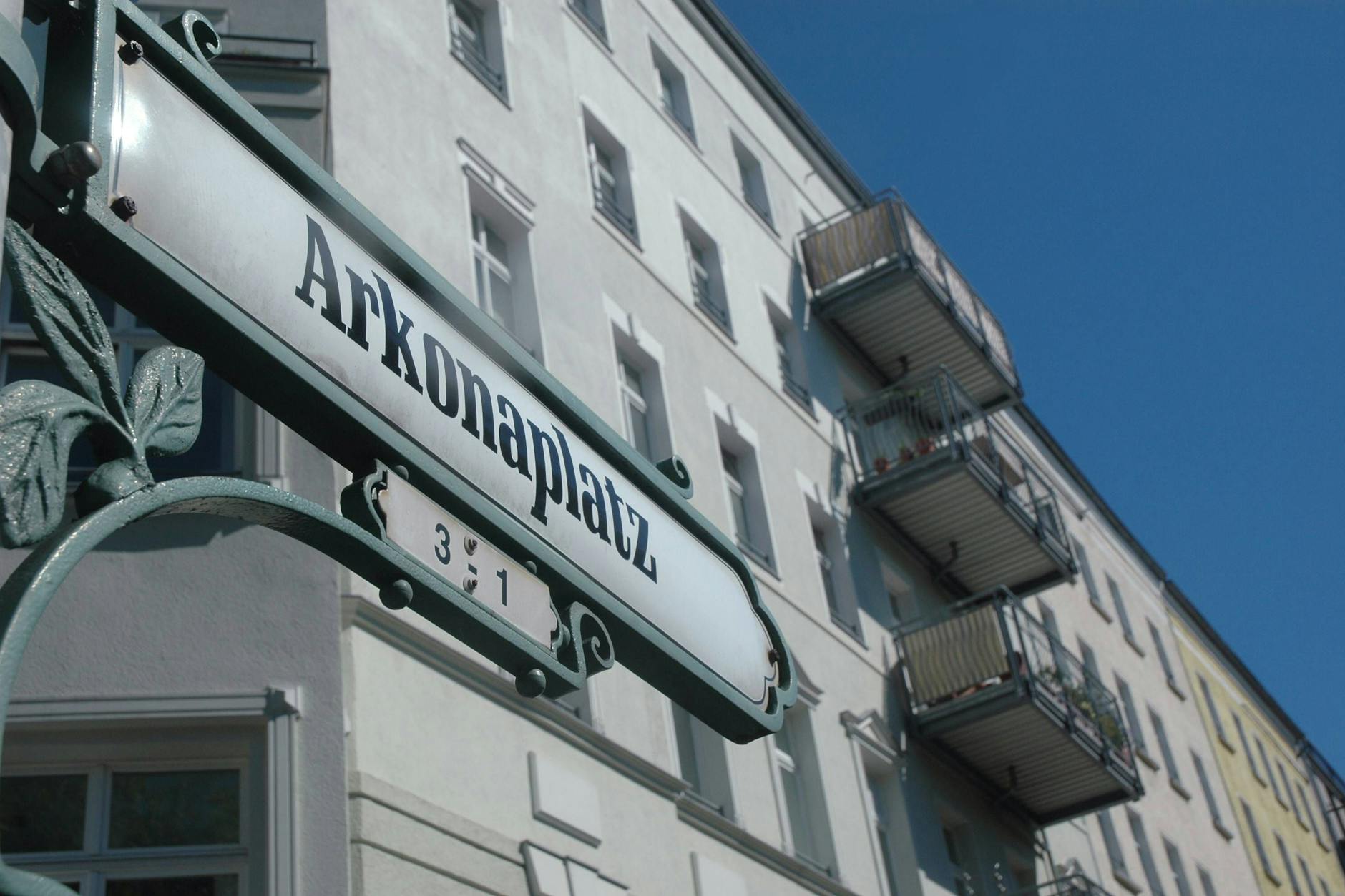 In ihrem Kommunalwahlprogramm setzt sich die SPD dafür ein, dass eine offizielle Gedenkplakette am Gründungsort des Hertha BSC genehmigt wird.