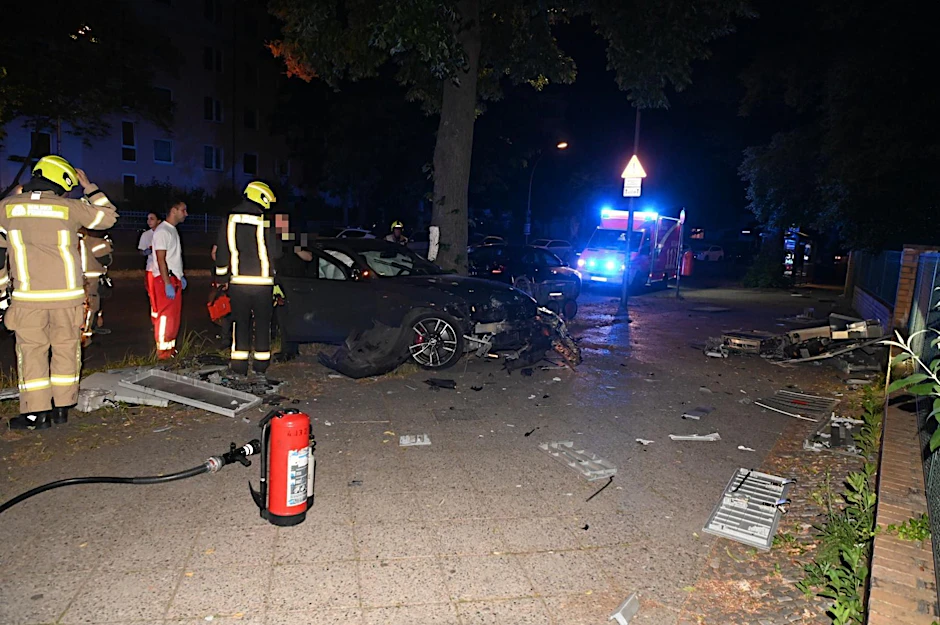 Rettungskräfte der Berliner Feuerwehr an der Unfallstelle in Lichterfelde. Hier sind zwei Männer mit einem BMW verunglückt.