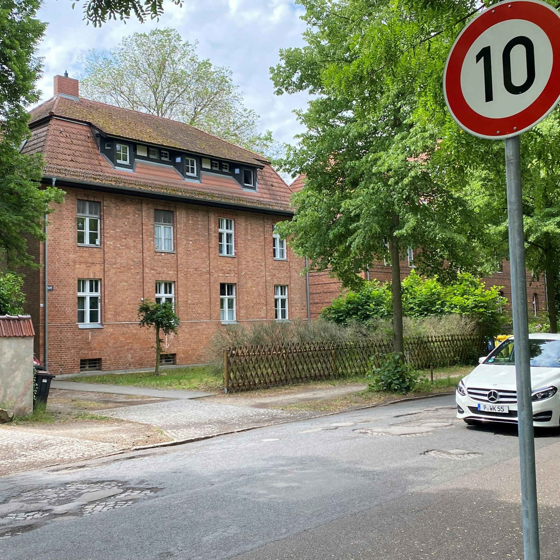 Die Rudolf-Breitscheid-Straße nahe dem S-Bahnhof Griebnitzsee: Hier steht eines der Tempo-10-Schilder, die nun wegen der Schlaglöcher angebracht wurden. Vorher galt hier jahrelang Tempo 30.