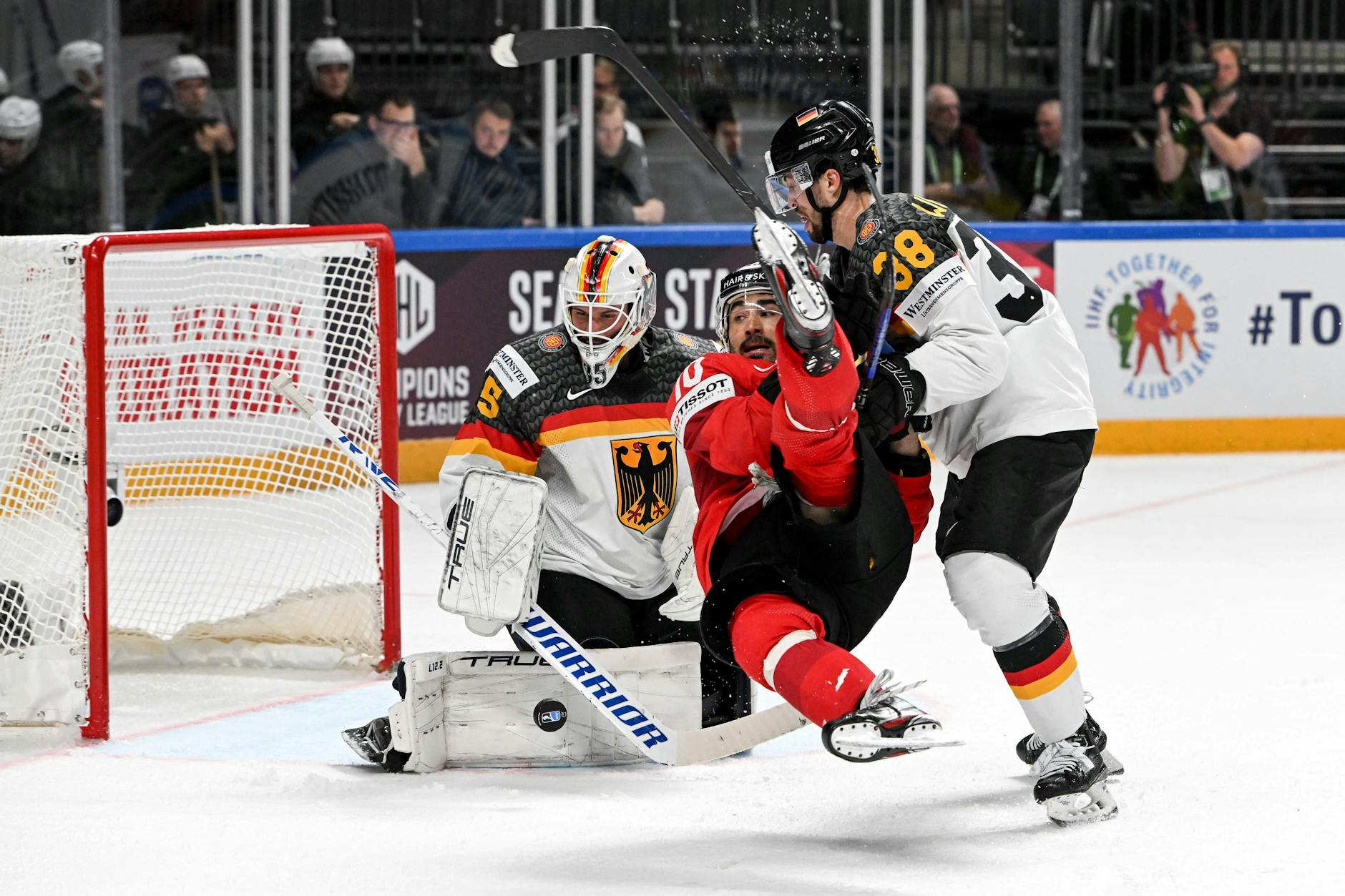 Szene aus dem WM-Viertelfinale 2023: Der Schweizer Andres Ambuhl bekommt die Härte von Deutschlands Fabio Wagner zu spüren.