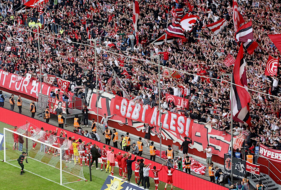 Die Düsseldorfer Mannschaft feiert mit ihren Fans: Die Fortuna kann mit Zuversicht ins Relegationsspiel gegen den VfL Bochum gehen.  