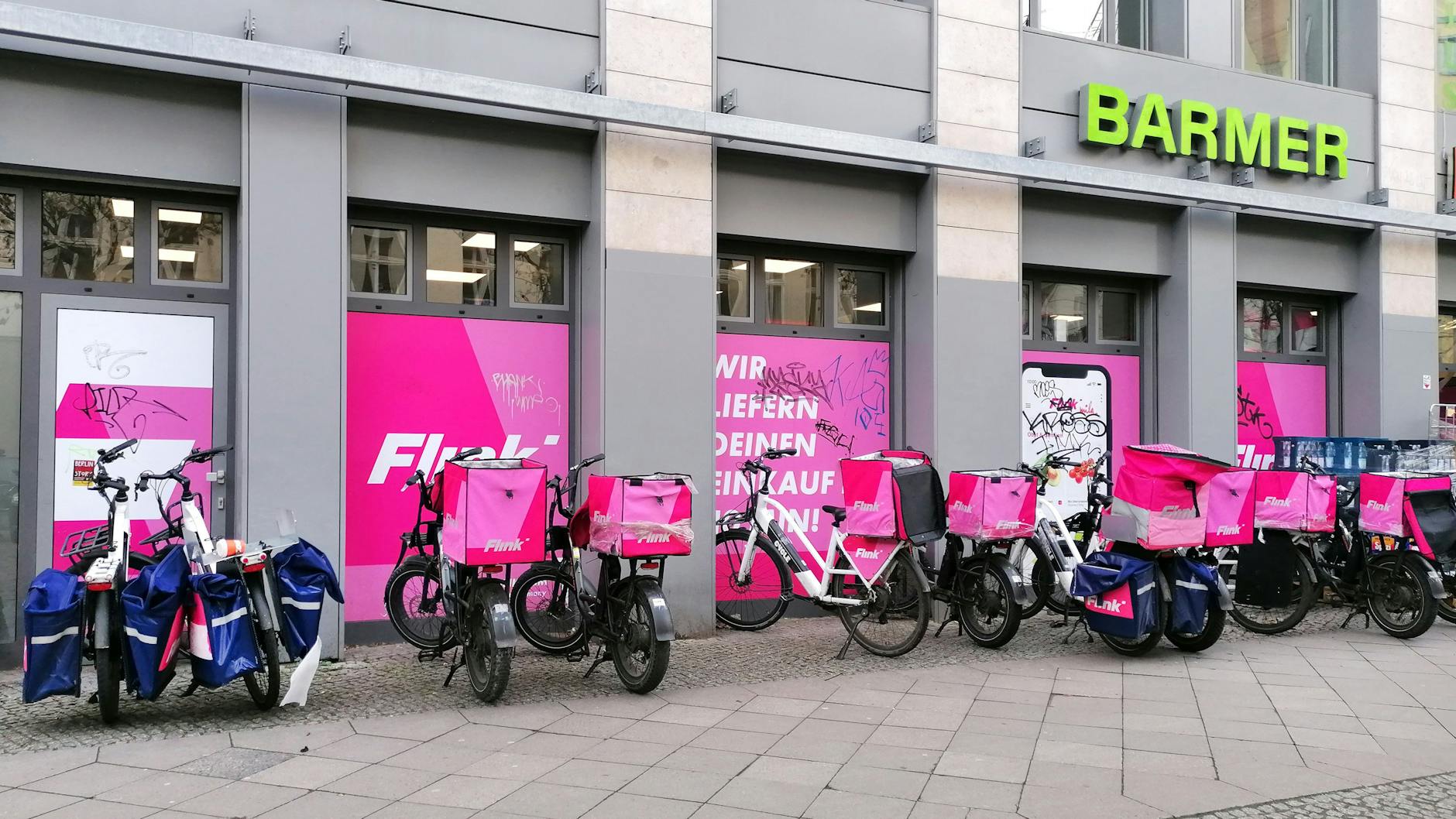 Jetzt fast ohne Konkurrenz: die Flotte des Lieferdienstes Flink vor einem Berliner Auslieferungslager