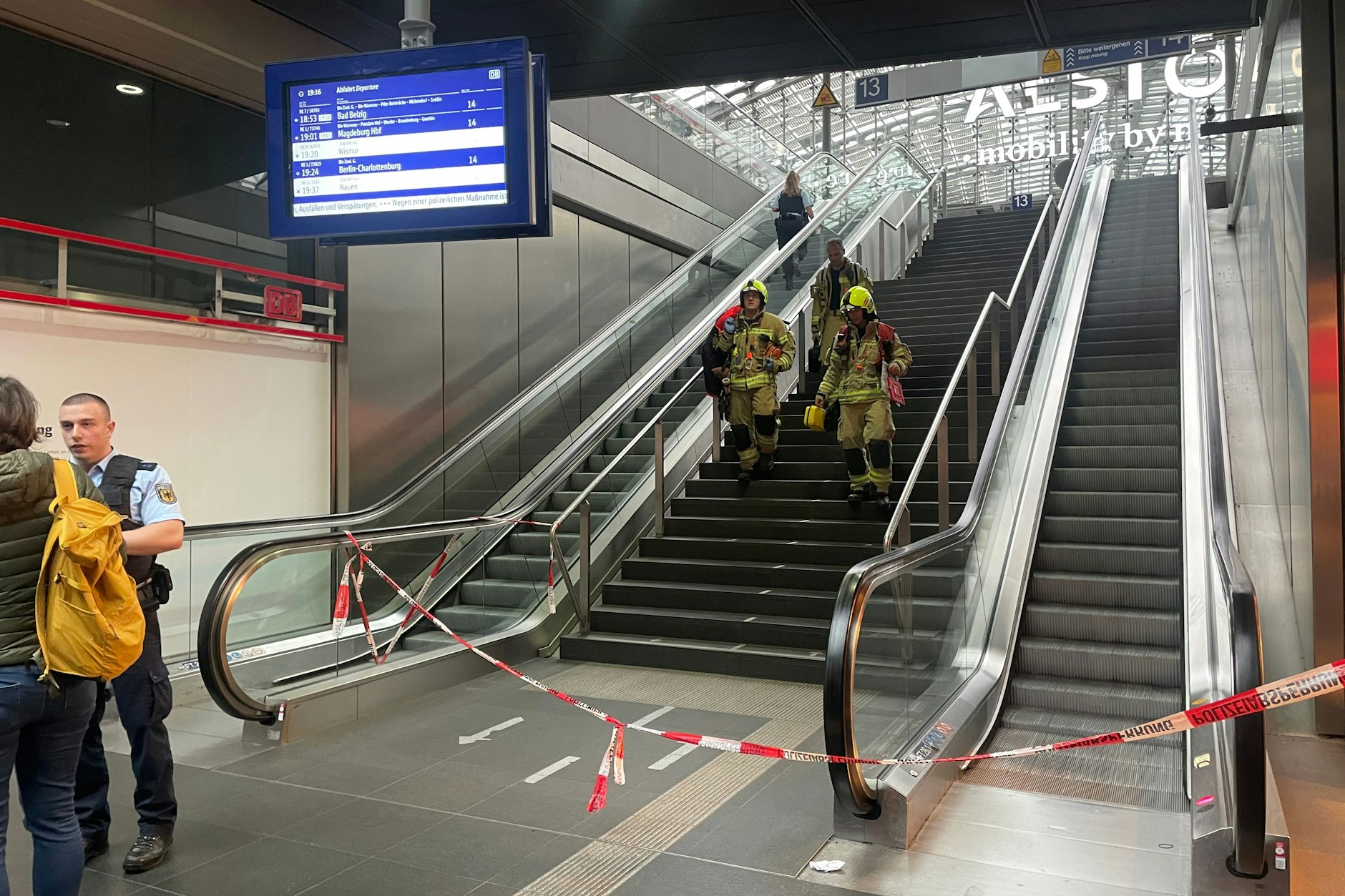 Einsatzkräfte haben die Bahnsteige 13 und 14 abgesperrt. 