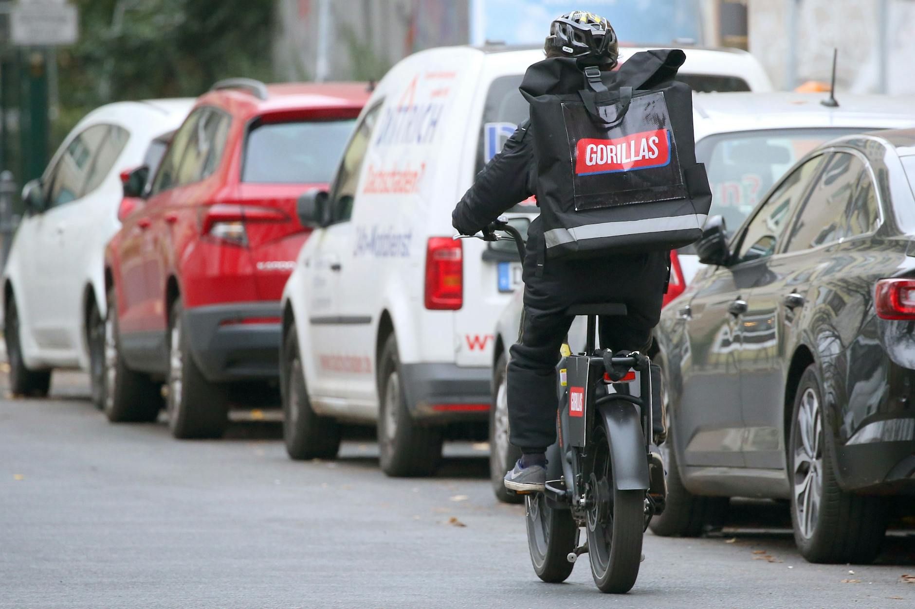Vor allem während der Corona-Zeit waren die Ausfahrer des Berliner Lieferdienstes Gorillas überall zu sehen: Jetzt kam das Aus für die Firma, die schon Ende 2022 von Getir übernommen wurde.