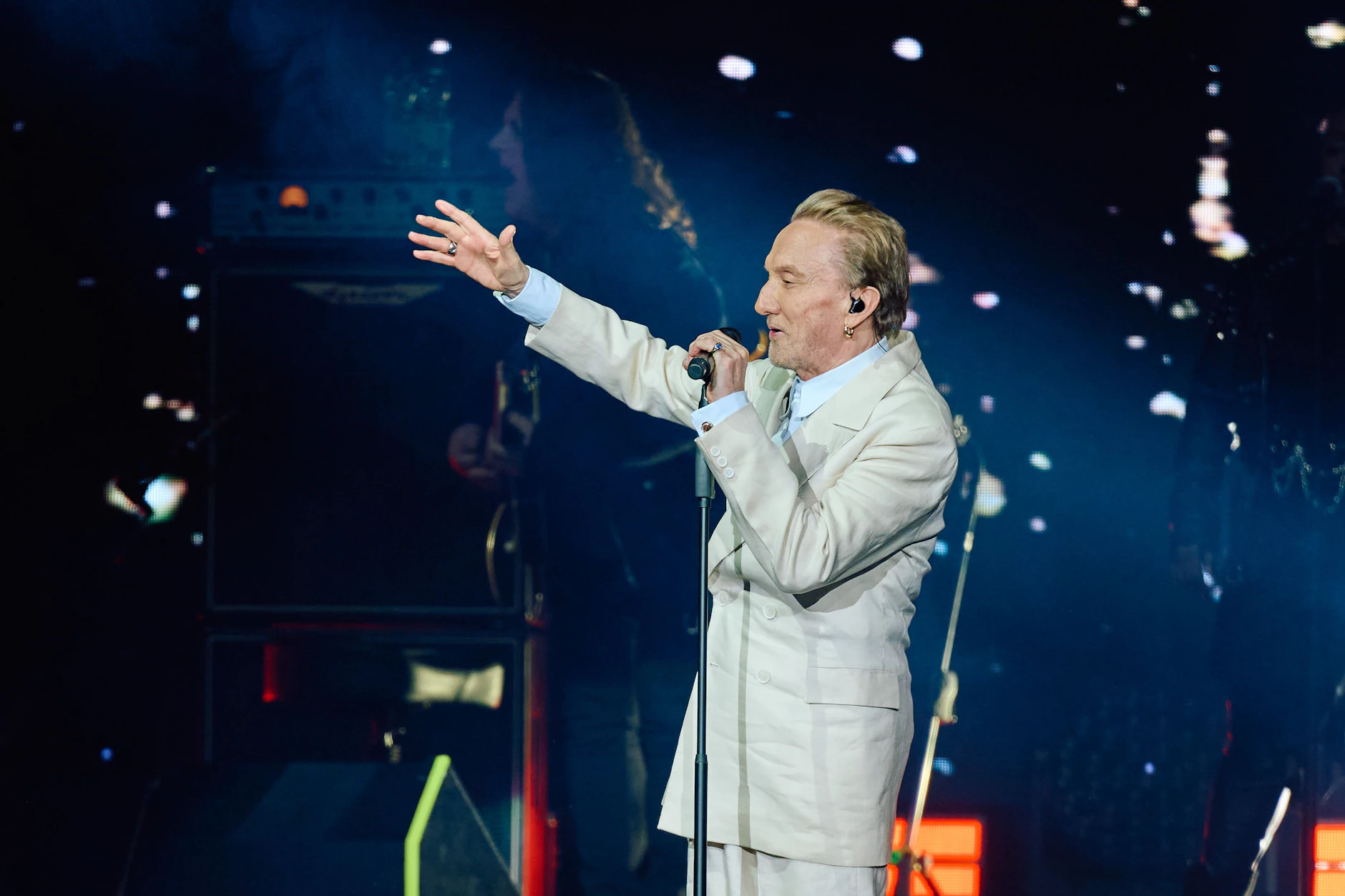 Marius Müller-Westernhagen singt beim Auftakt der Tour "75Live" in der Dortmunder Westfalenhalle.