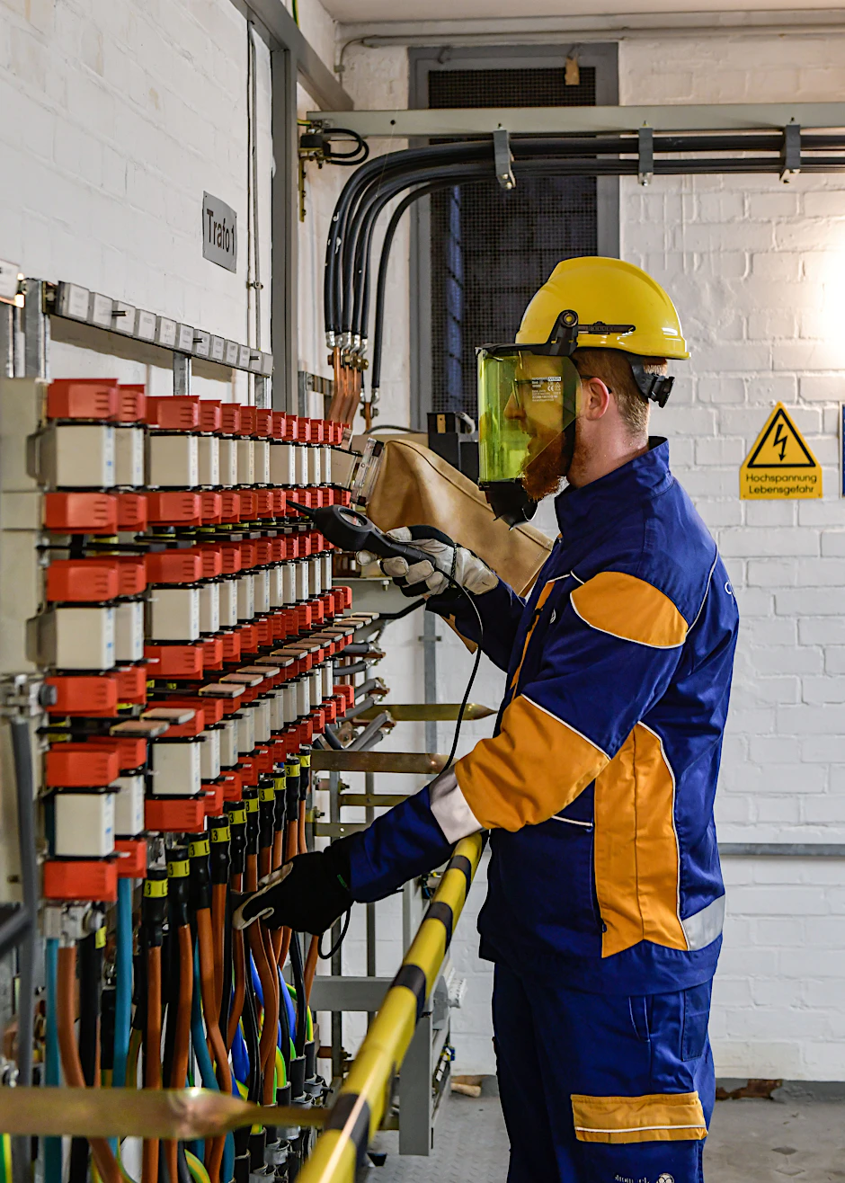 In den nächsten Jahren müssen Milliarden in das Berliner Stromnetz investiert werden. Netzmeister Martin Henke vom Stromnetz Berlin steht am 12. Januar 2022 in einem Keller der Netzagentur Vattenfall in Berlin Wilmersdorf und prueft Stromkontakte.