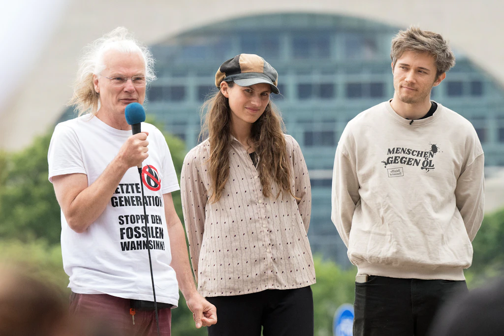 Letzte Generation protestiert am Berliner Hauptbahnhof: Müssen ihre Mitglieder ins Gefängnis?