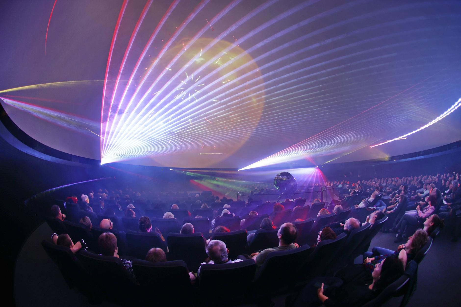 Bei der Veranstaltungsreihe „Cosmic Rock“ in Kooperation mit dem Berliner Rock-Radiosender Star FM waren die Stühle im Planetarium noch vorhanden. Am ersten Juniwochenende darf unter der Kuppel getanzt werden. 