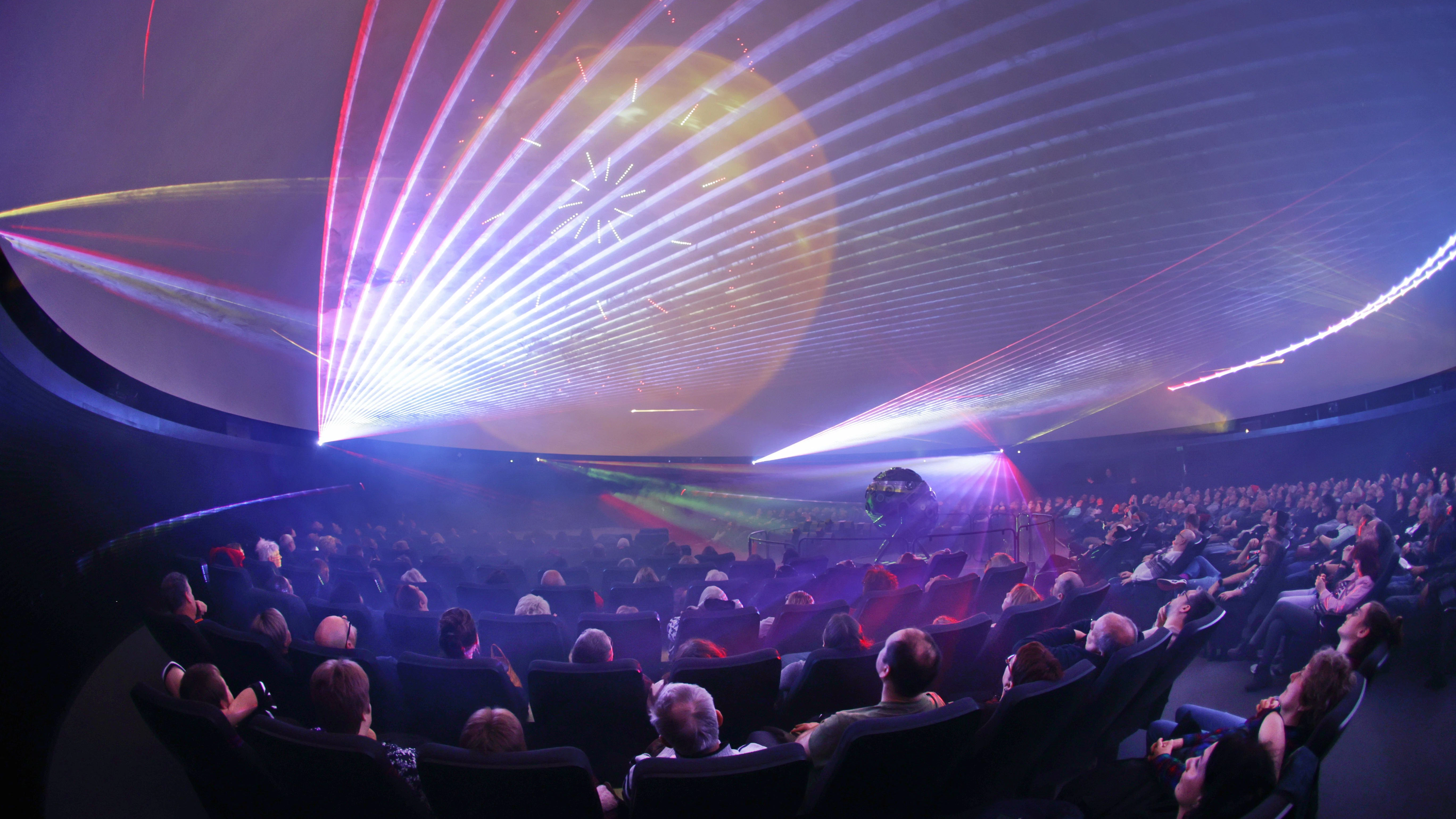 Im Planetarium-Saal des Zeiss-Großplanetariums finden atemberaubende Shows statt. Über 300 Zuschauer finden in dem Saal Platz.
