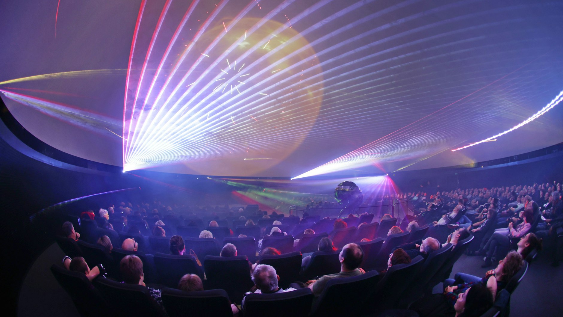 Im Planetarium-Saal des Zeiss-Großplanetariums finden atemberaubende Shows statt. Über 300 Zuschauer finden in dem Saal Platz.
