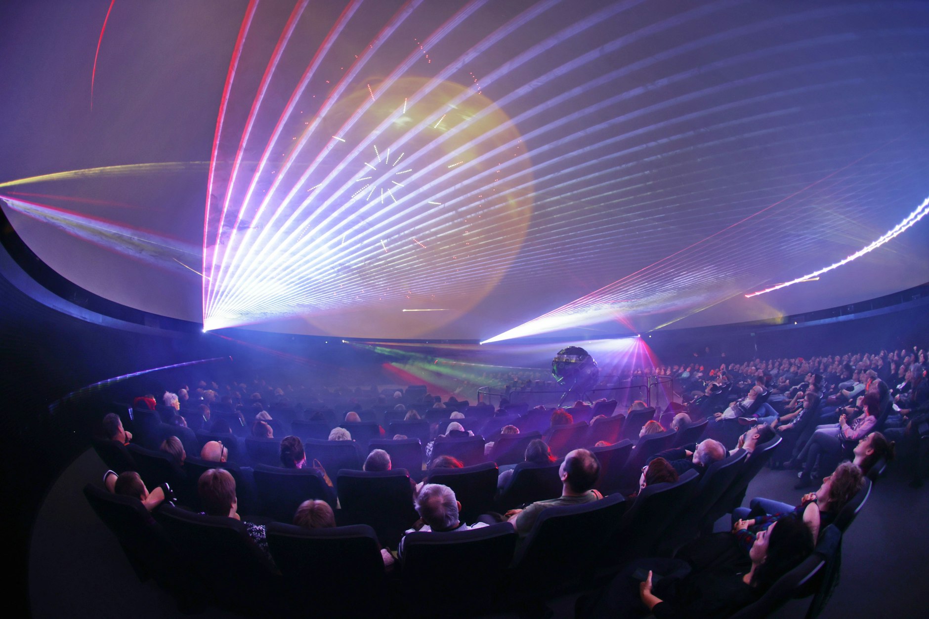 Bei der Veranstaltungsreihe „Cosmic Rock“ in Kooperation mit dem Berliner Rock-Radiosender Star FM waren die Stühle im Planetarium noch vorhanden. Am ersten Juniwochenende darf unter der Kuppel getanzt werden.&nbsp;