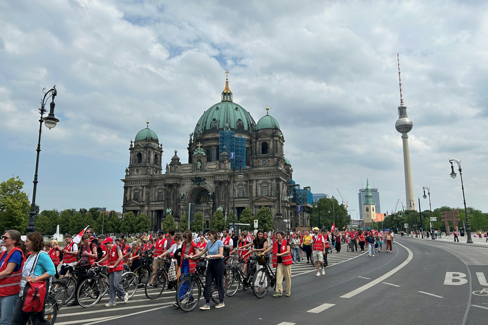 Vom Neptunbrunnen Richtung Brandenburger Tor: 2.000 Teilnehmer waren angemeldet, die Polizei sprach von knapp 800 Teilnehmern.