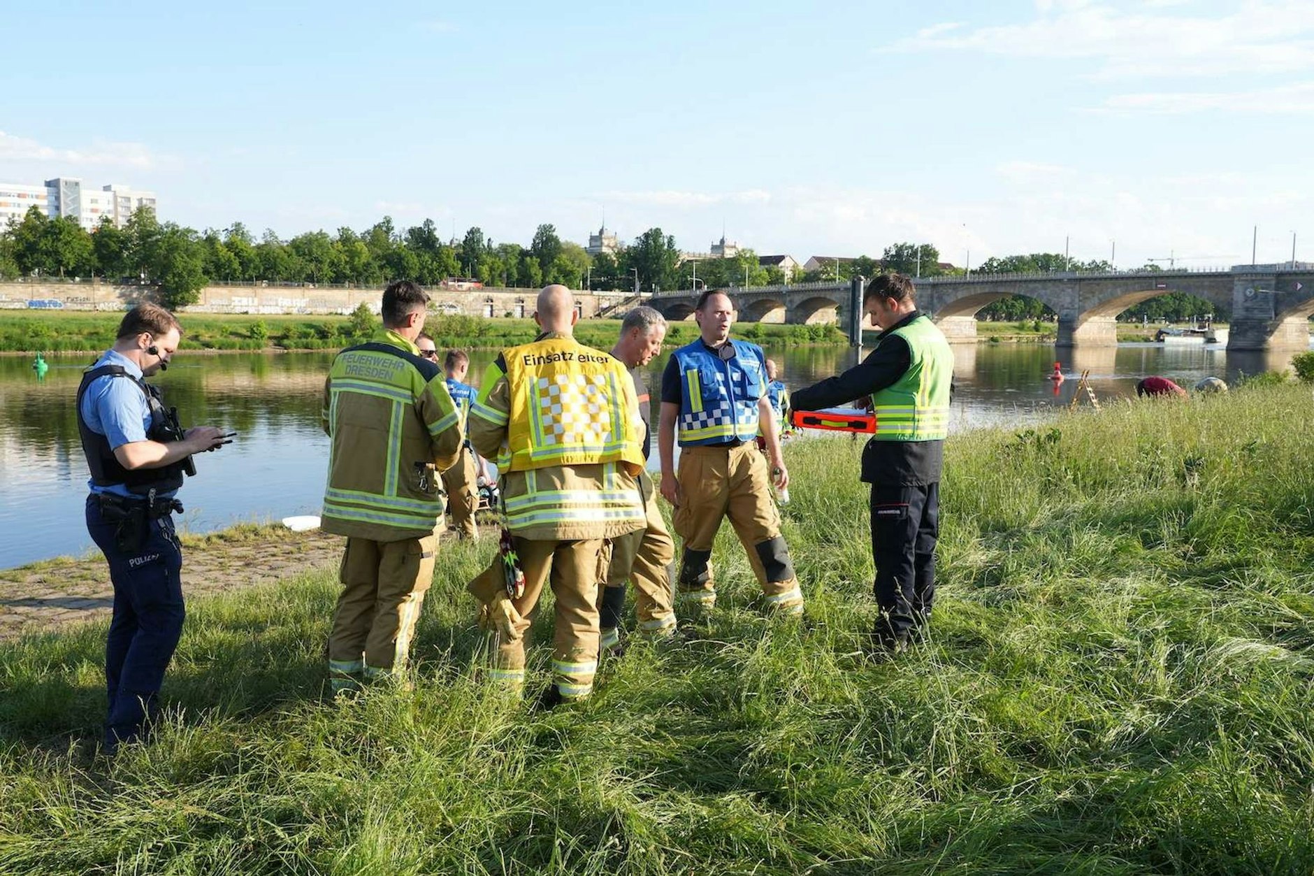 dpatopbilder - Nach dem Blitzeinschlag sperrte die Polizei das Gebiet ab, auch ein Hubschrauber wurde eingesetzt, um mögliche weitere Verletzte zu finden.