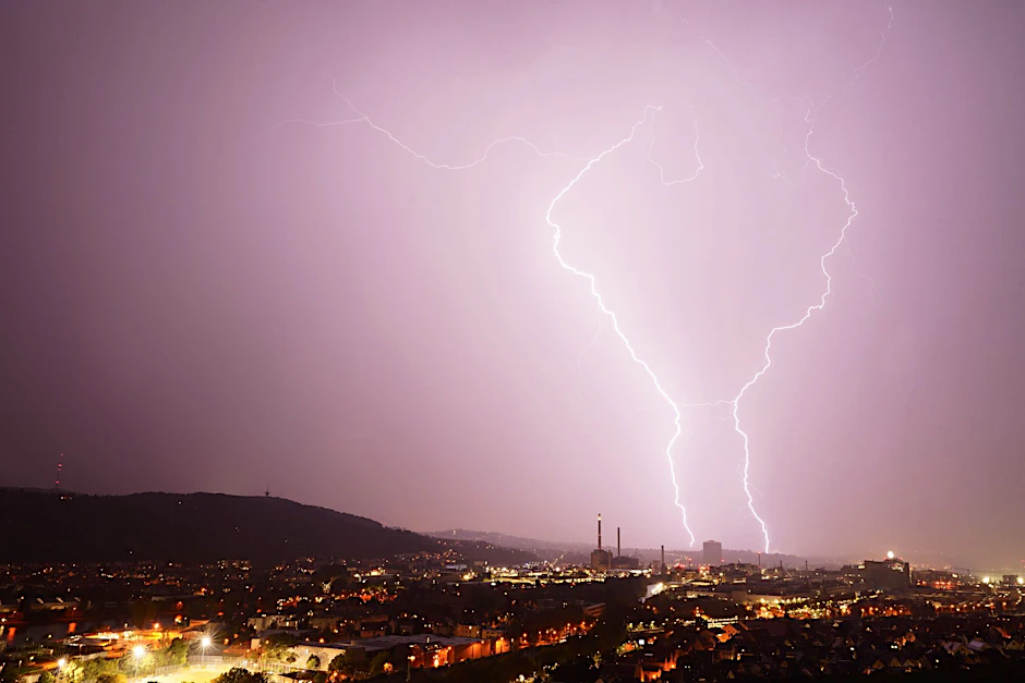 ARCHIV - Zwei Blitze entladen sich bei einem  Gewitter über Stuttgart.  