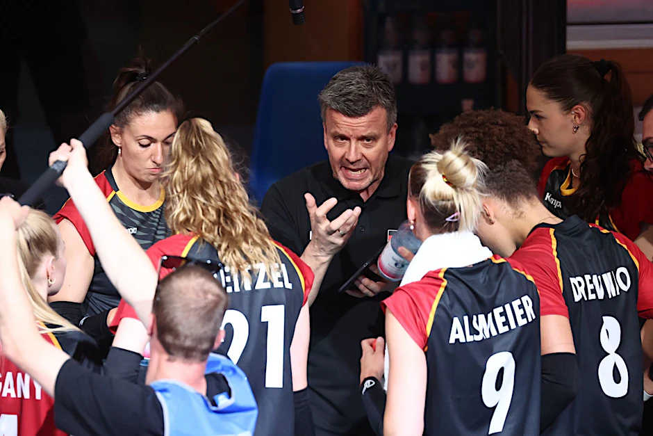 ARCHIV - Die deutschen Volleyballerinnen kassierten im Kampf um das Olympia-Ticket einen weiteren Rückschlag.  