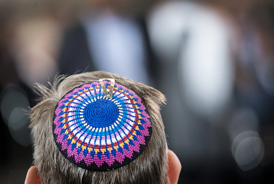 Zahl der antisemitischen Vorfälle um fast 50 Prozent gestiegen: Mann mit Kippa in Frankfurt/Main.