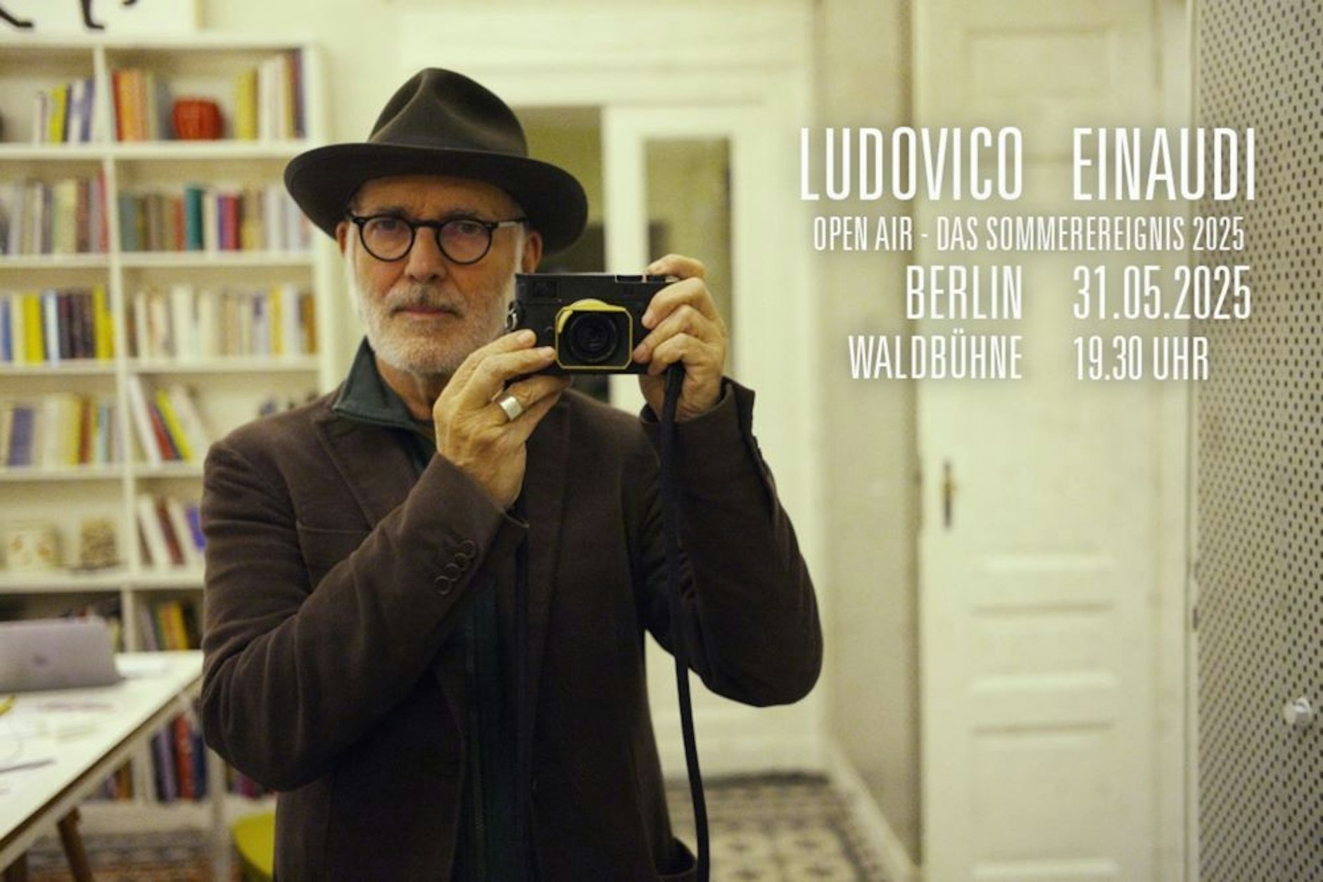 Über sich selbst sagt Ludovico Einaudi: „Im Allgemeinen mag ich keine Definitionen, aber ‚Minimalist‘ ist ein Ausdruck, der Eleganz und Offenheit bezeichnet, sodass ich lieber Minimalist genannt werden möchte als etwas anderes.“