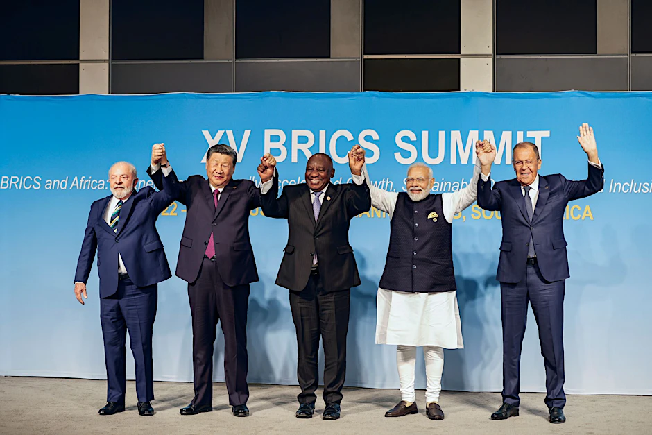 Lula da Silva, Xi Jinping, Cyril Ramaphosa, Narendra Modi und Sergej Lawrow posieren für ein Gruppenfoto während des Brics-Gipfels in Südafrika.