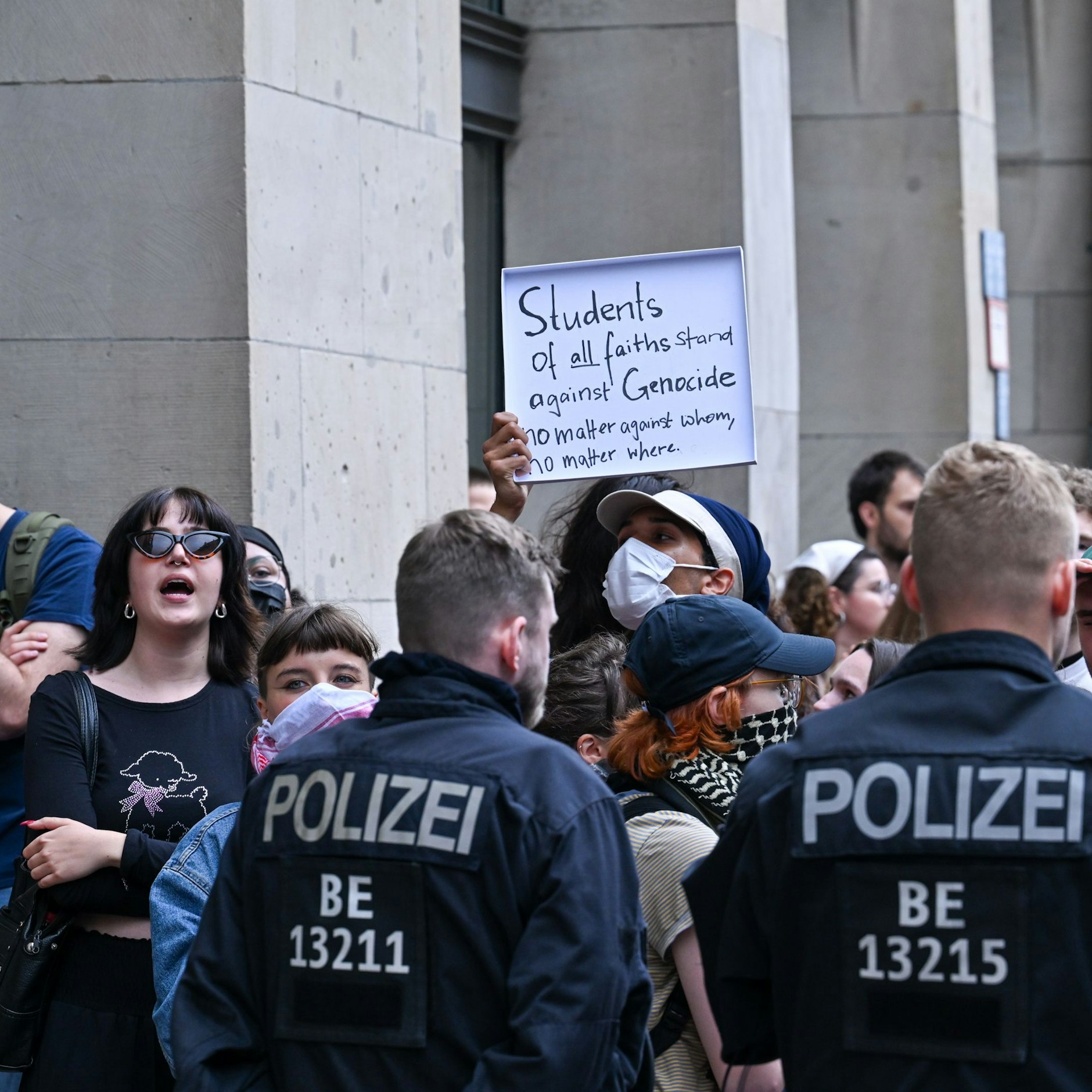 Die Polizei ist mit zahlreichen Einsatzkräften vor Ort. 