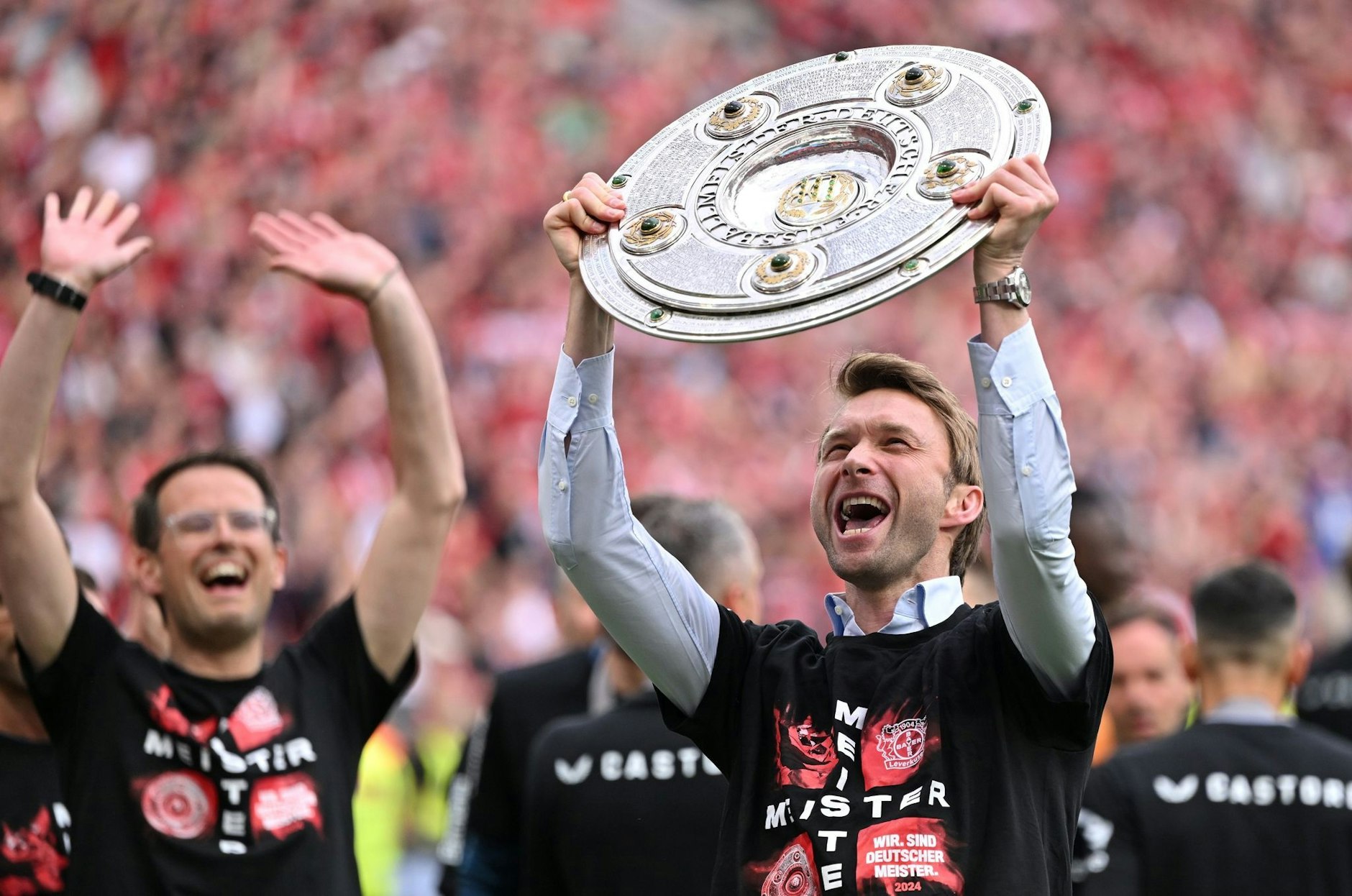 ARCHIV - Simon Rolfes (r) hat seinen Vertrag erst im Herbst bis 2028 verlängert.  