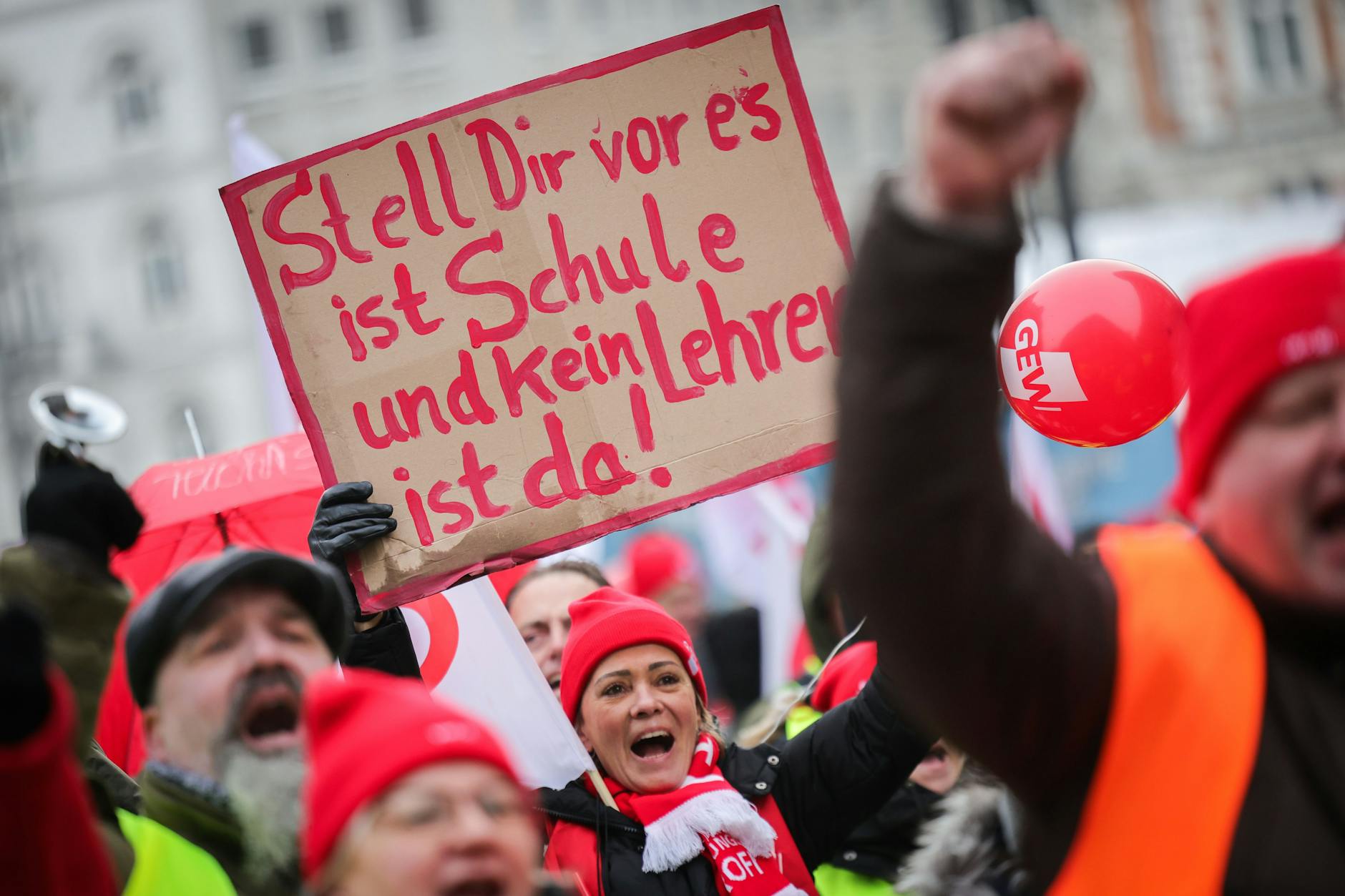 Dezember 2023: Die Forderung nach kleineren Klassen ist bekannt, dennoch wurden bisher alle Verhandlungsanfragen der GEW vonseiten der Politik abgelehnt.