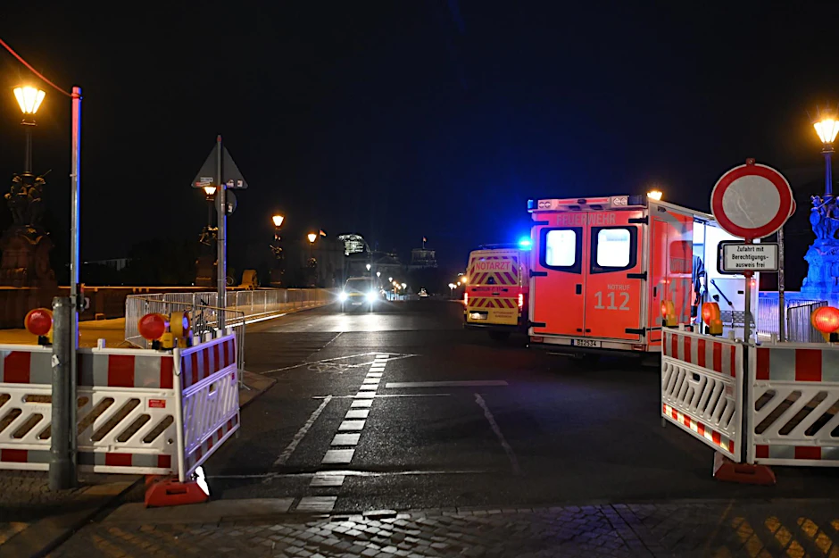 Rettungskräfte am Tatort an der Elisabeth-Abegg-Straße.