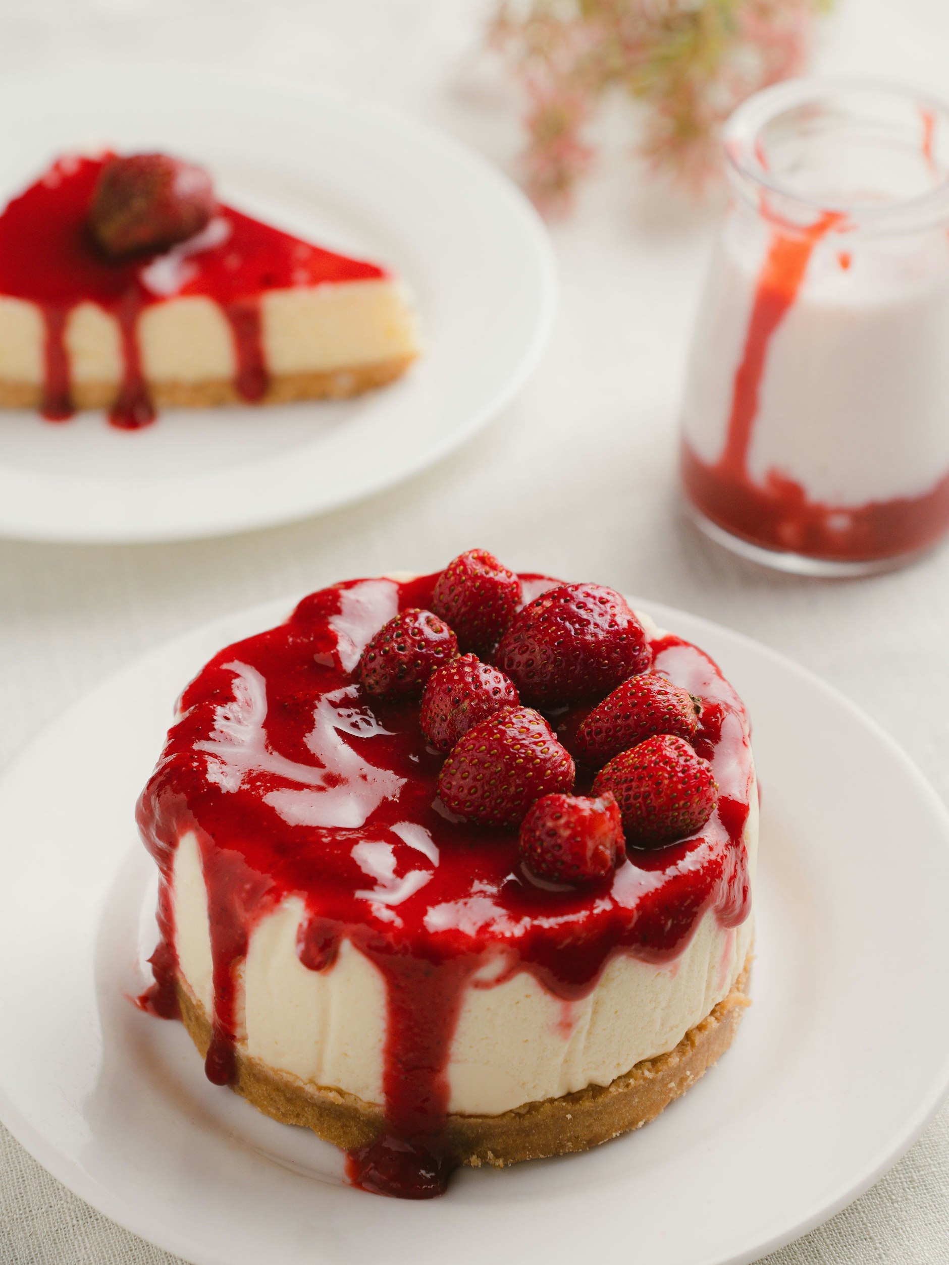 Die Erdbeeren asymmetrisch auf dem Käsekuchen verteilt, sieht lässiger aus.&nbsp;&nbsp;