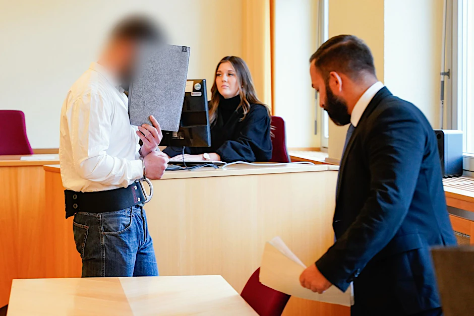 Einer der Angeklagten im Verhandlungssaal des Amtsgerichts Ludwigshafen.  
