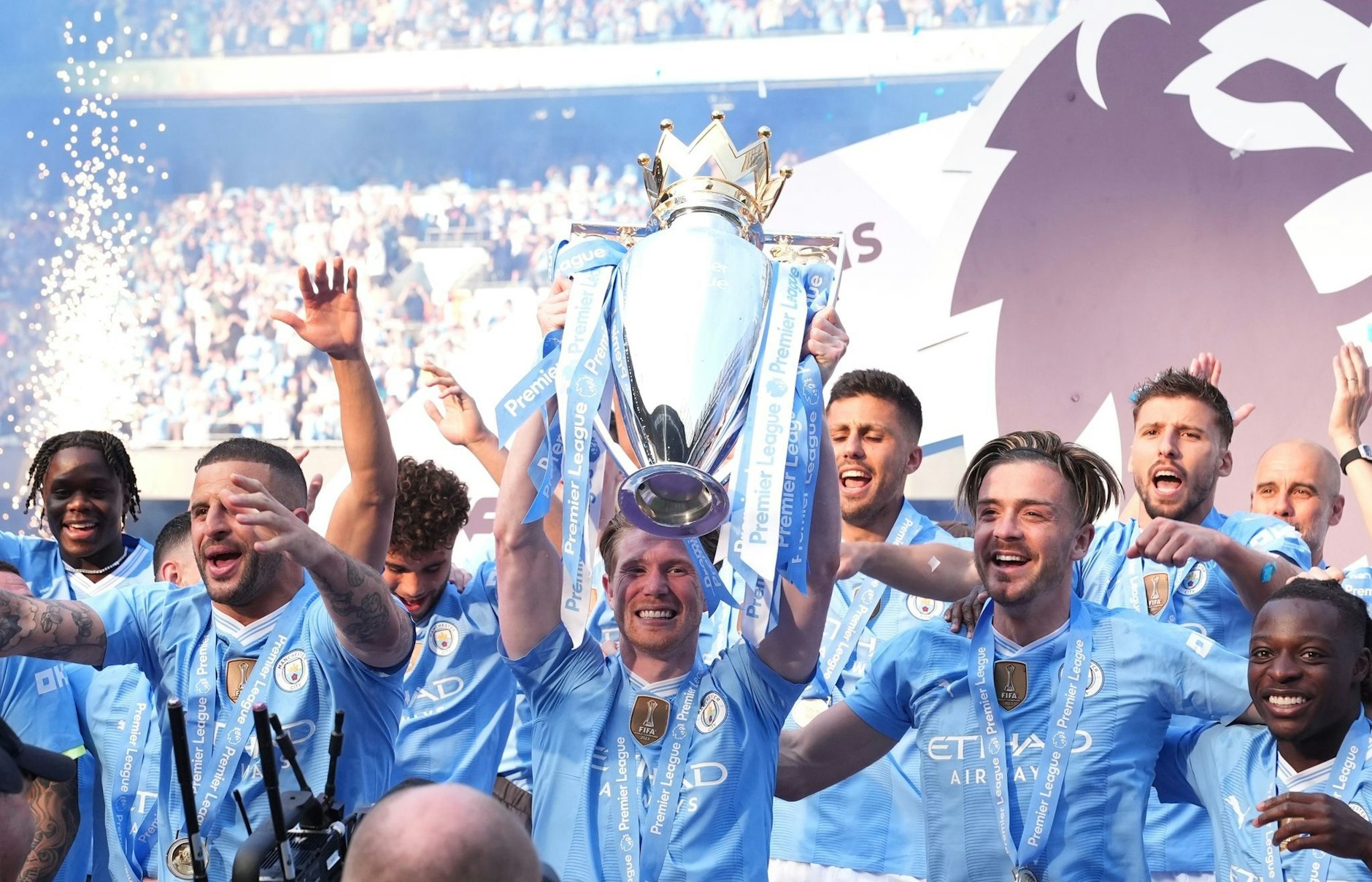 Kevin De Bruyne und seine Mitspieler nehmen den Pokal in Empfang.  