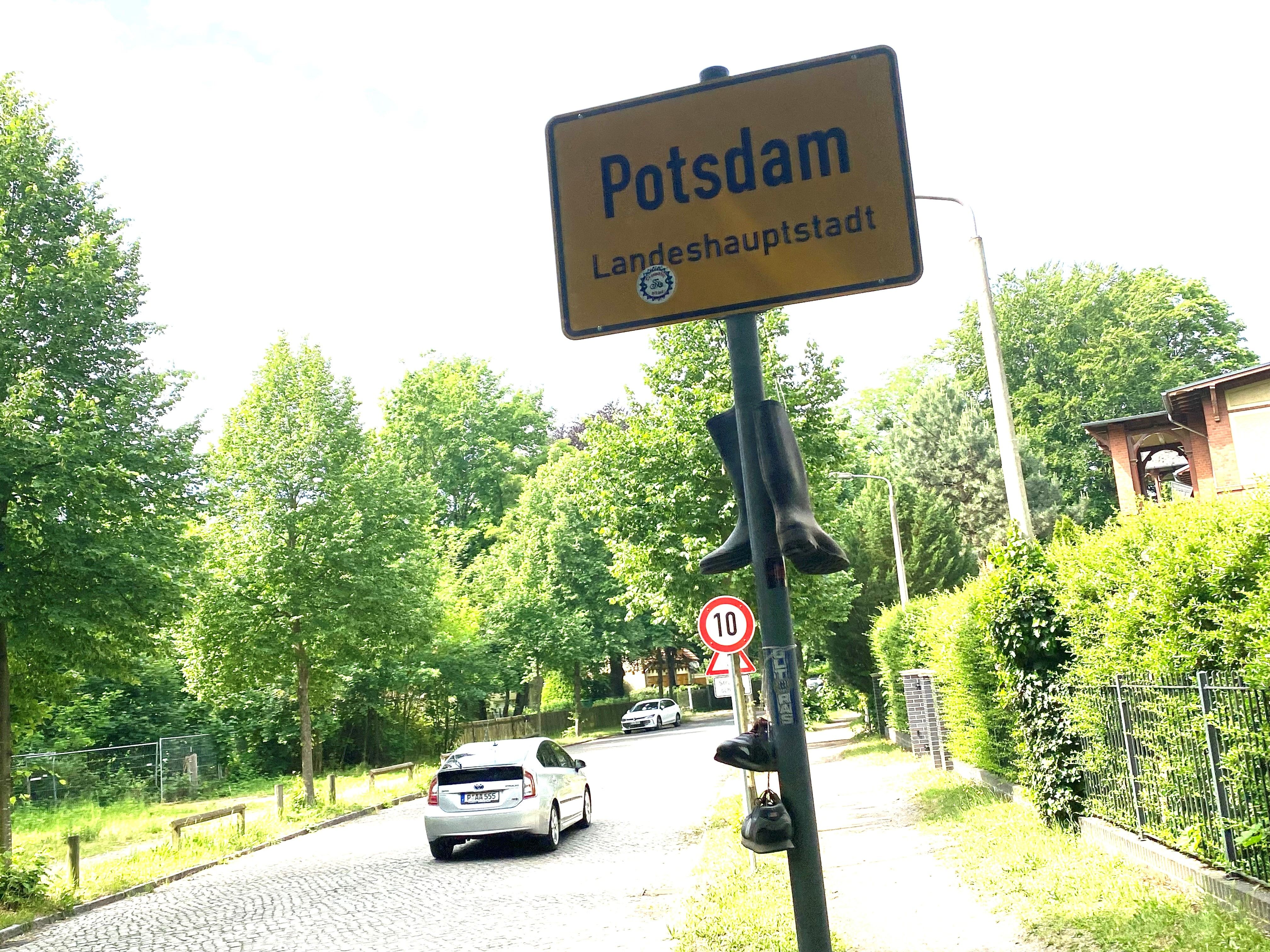 Einfach irre, wie Potsdam Schlaglöcher mit Tempo-10-Schildern stopft!