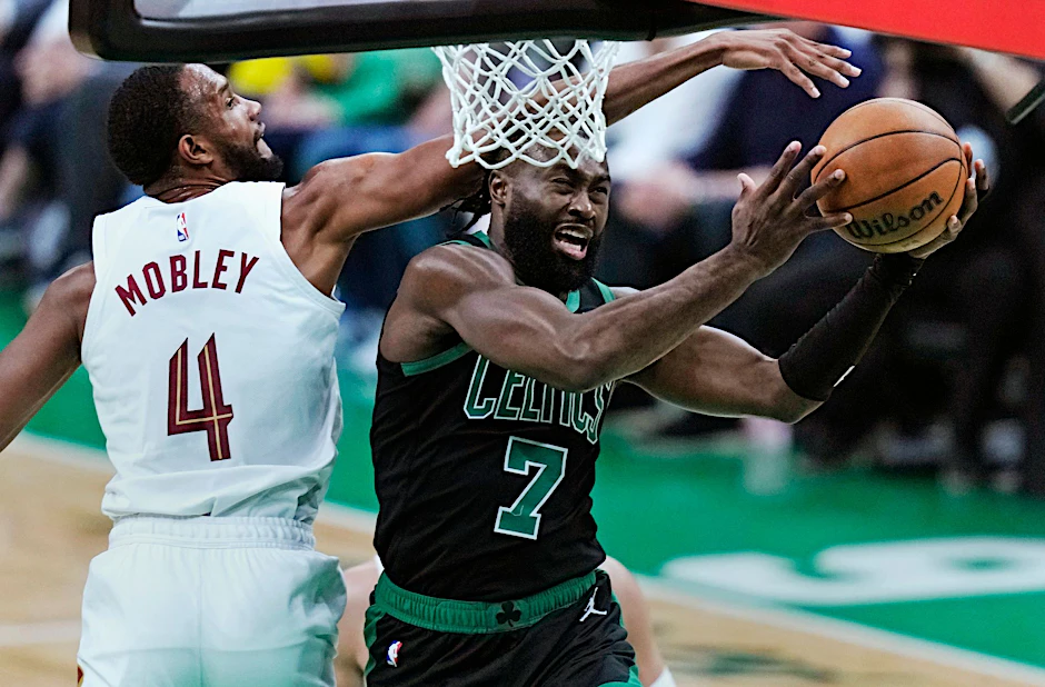 Jaylen Brown (r) von den Boston Celtics zieht zum Korb der Cleveland Cavaliers.  