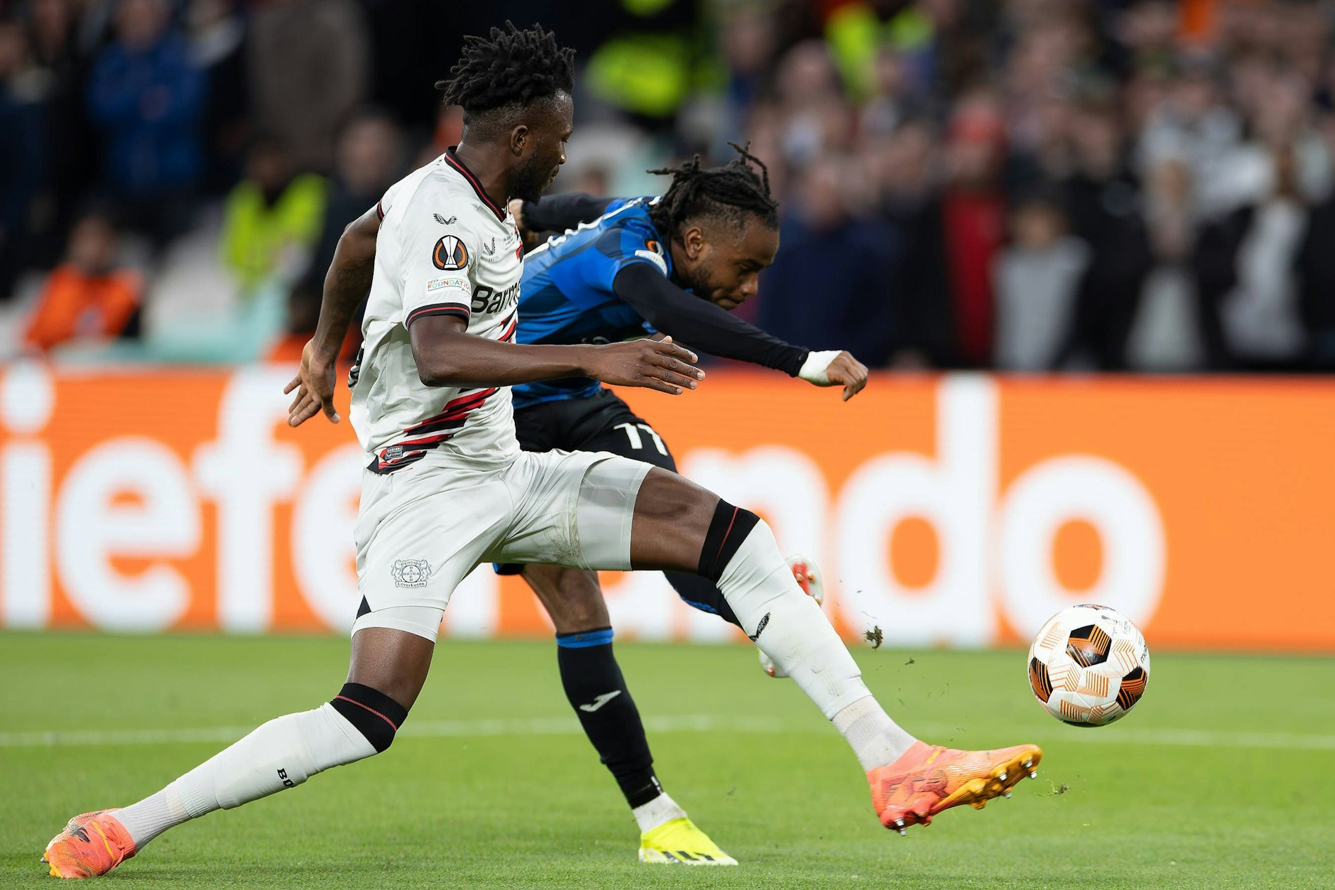 Ademola Lookman (rechts) schoss das finale Tor für Atalanta Bergamo gegen Leverkusen.