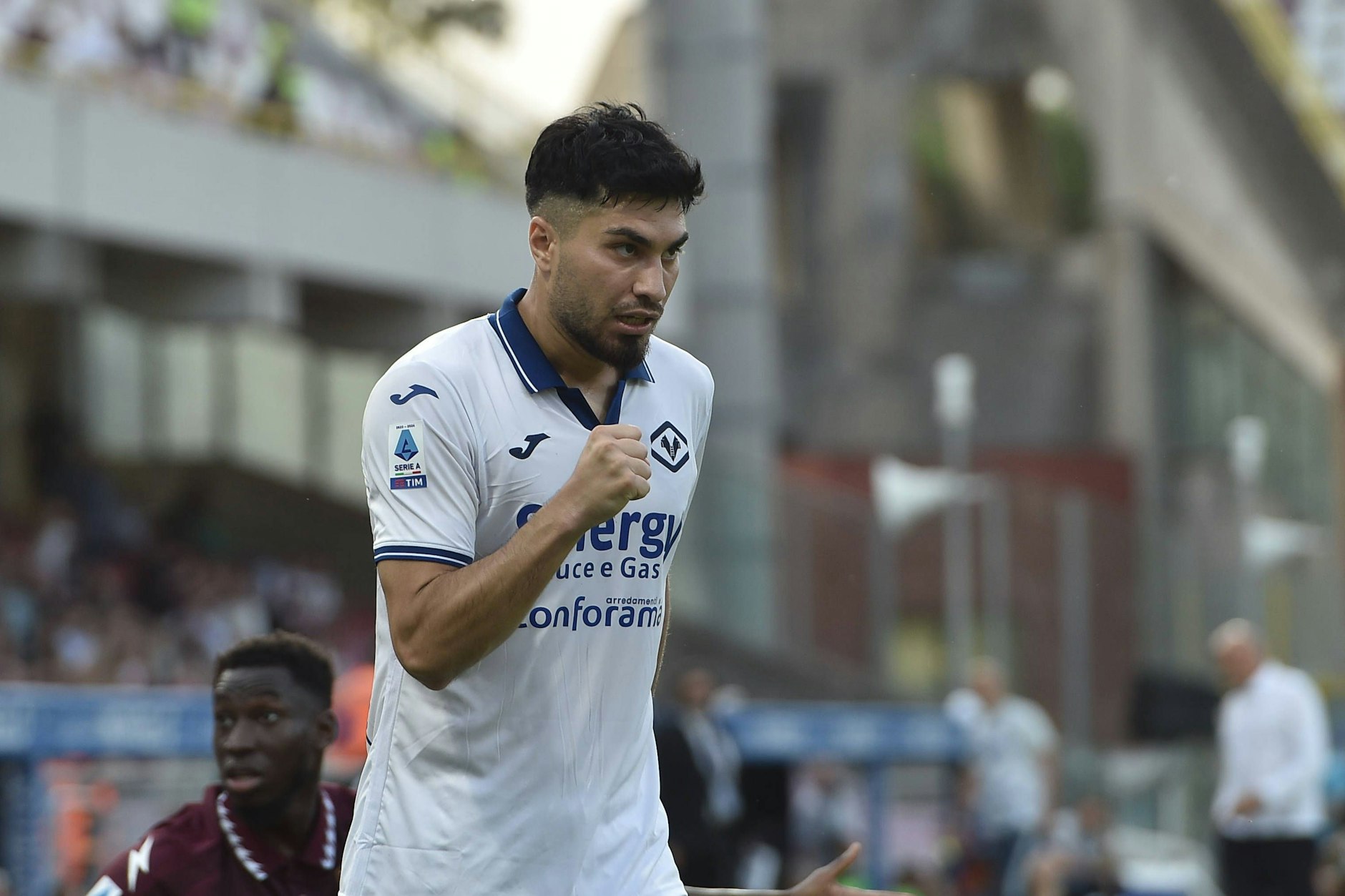 Jubelt über den Klassenerhalt in Italien mit Hellas Verona und bringt Hertha BSC fünf Millionen Euro: Suat Serdar (27)