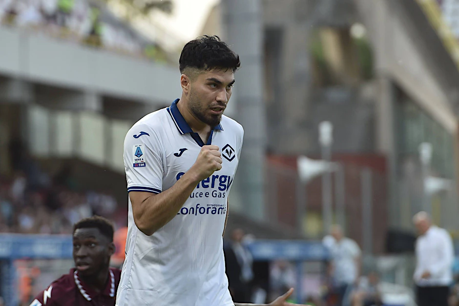 Jubelt über den Klassenerhalt in Italien mit Hellas Verona und bringt Hertha BSC fünf Millionen Euro: Suat Serdar (27)