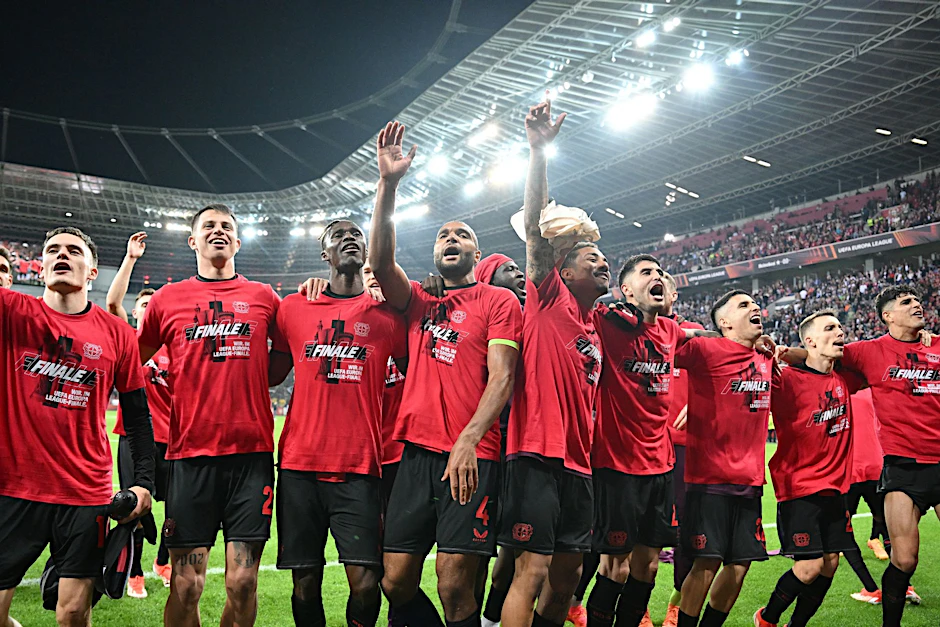 dpatopbilder - Leverkusens Spieler feiern mit den Fans nach der Partie.  