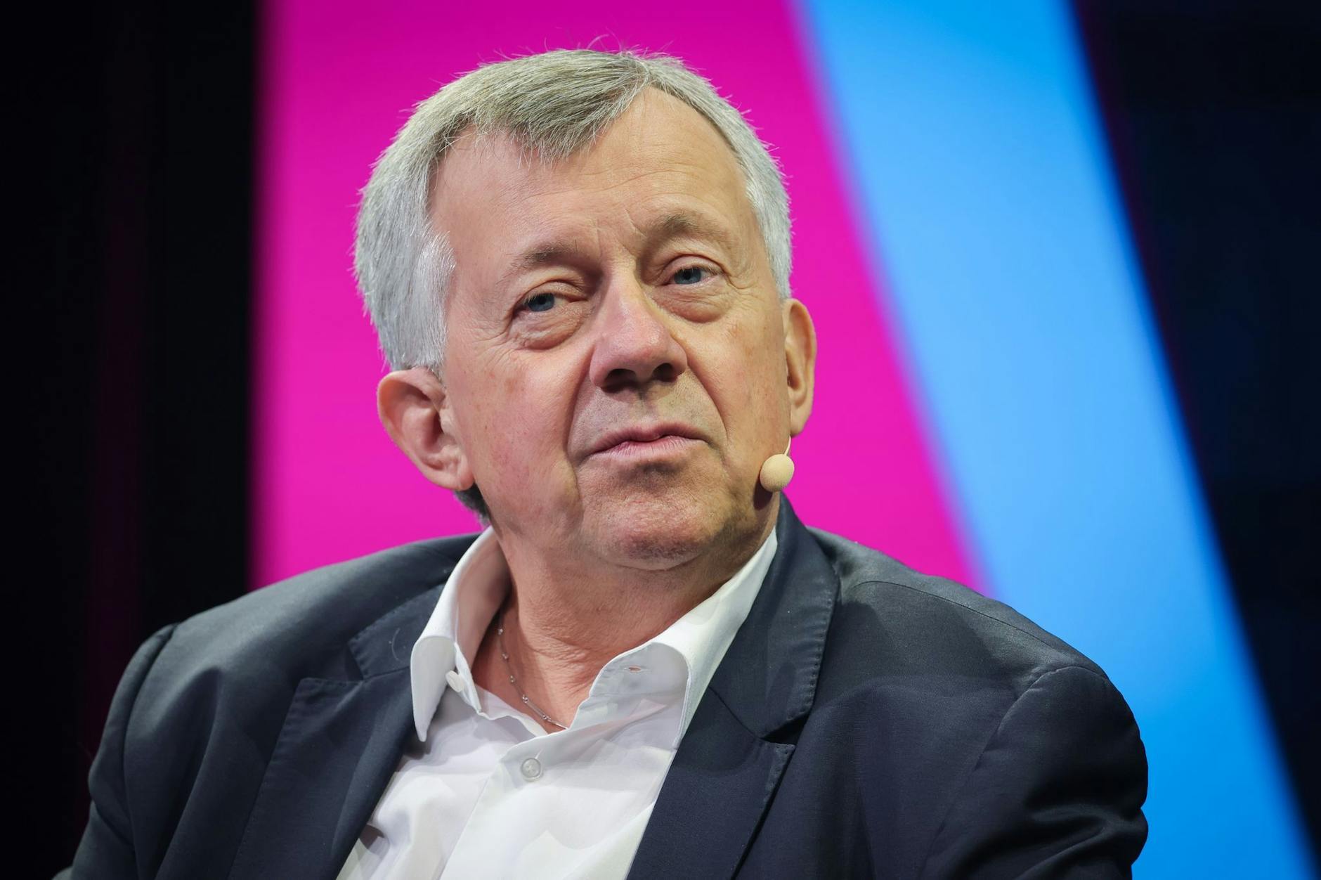 ARCHIV - Michael Wiederer, Präsident der Europäischen Handballföderation, bei einem Podiumsgespräch auf der Branchenkonferenz SpoBis.