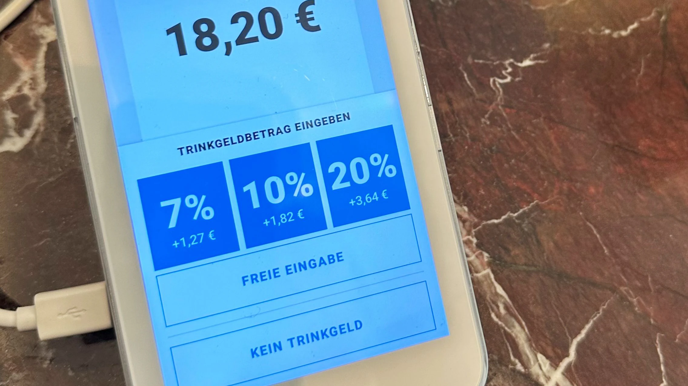 Berlin: Auf dem Display eines Kartenlesegerätes in einem Café werden anwählbare Trinkgeld-Optionen angezeigt.&nbsp;