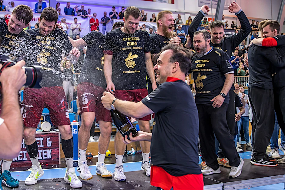 Trainer Bob Hanning feiert den Aufstieg des 1. VfL Potsdam in die Handball-Bundesliga.  