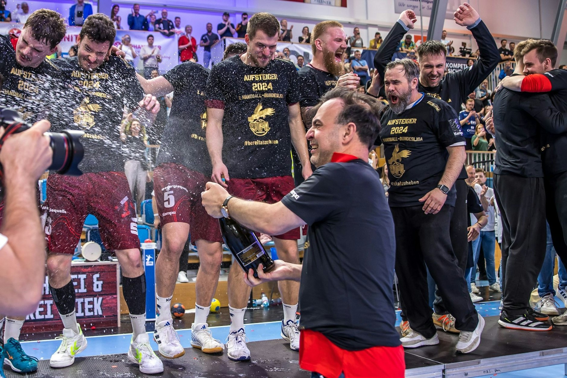 Trainer Bob Hanning feiert den Aufstieg des 1. VfL Potsdam in die Handball-Bundesliga.  