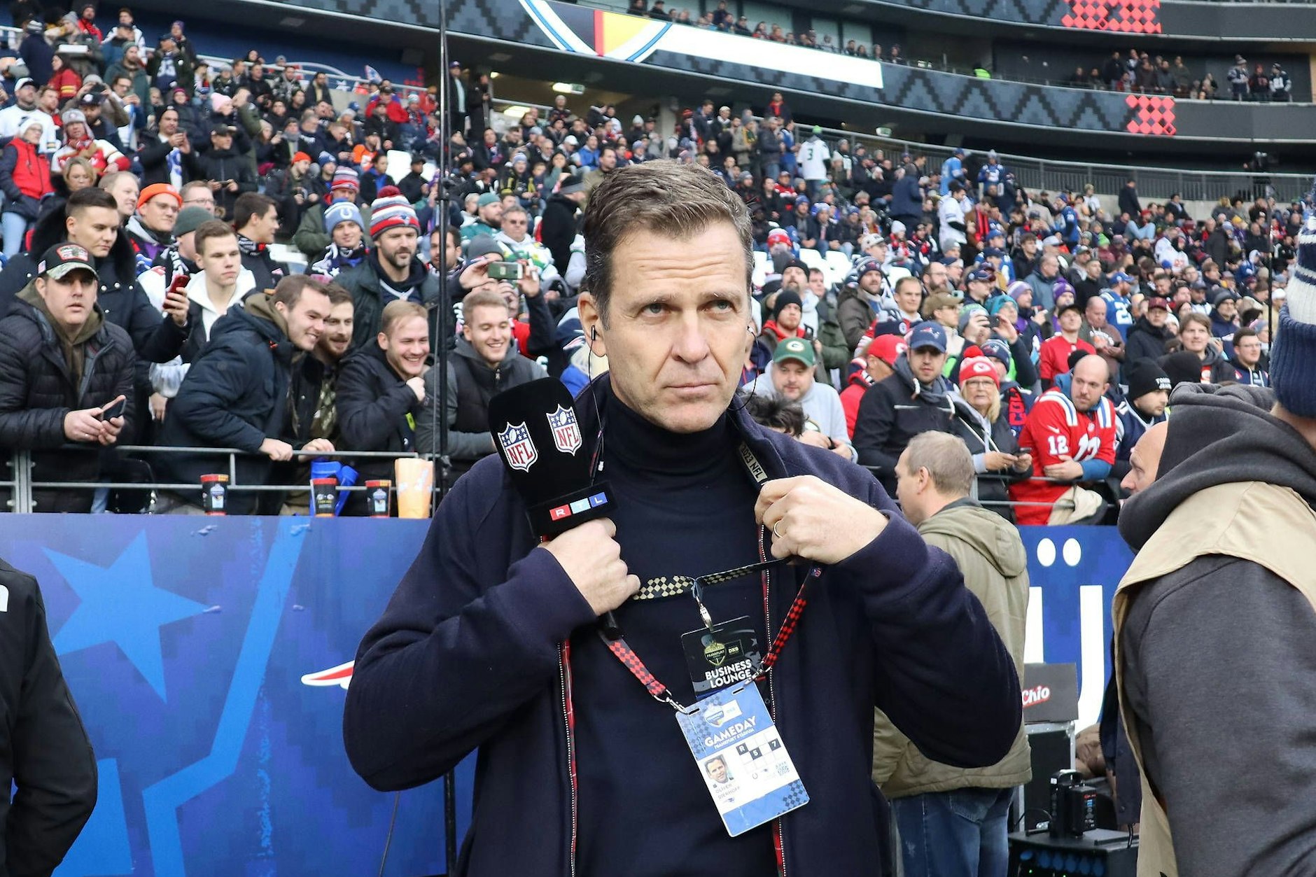 Football statt Fußball: Oliver Bierhoff hat flugs ein neues Betätigungsfeld gefunden.