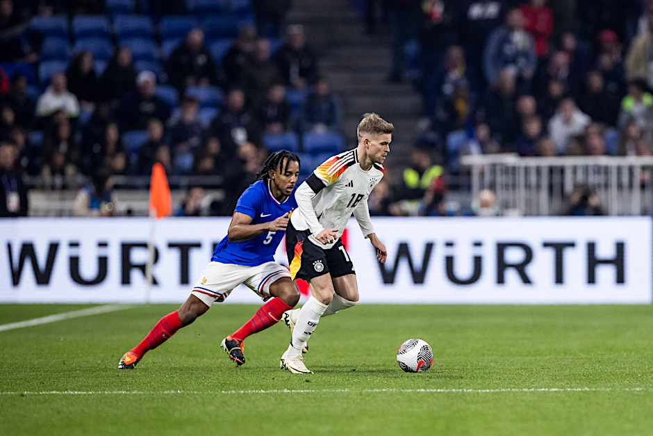 Erstes Länderspiel im März gegen Frankreich (2:0) und gleich überzeugt. Maxi Mittelstädt ist bei der Heim-EM als Linksverteidiger in der DFB-Elf gesetzt.