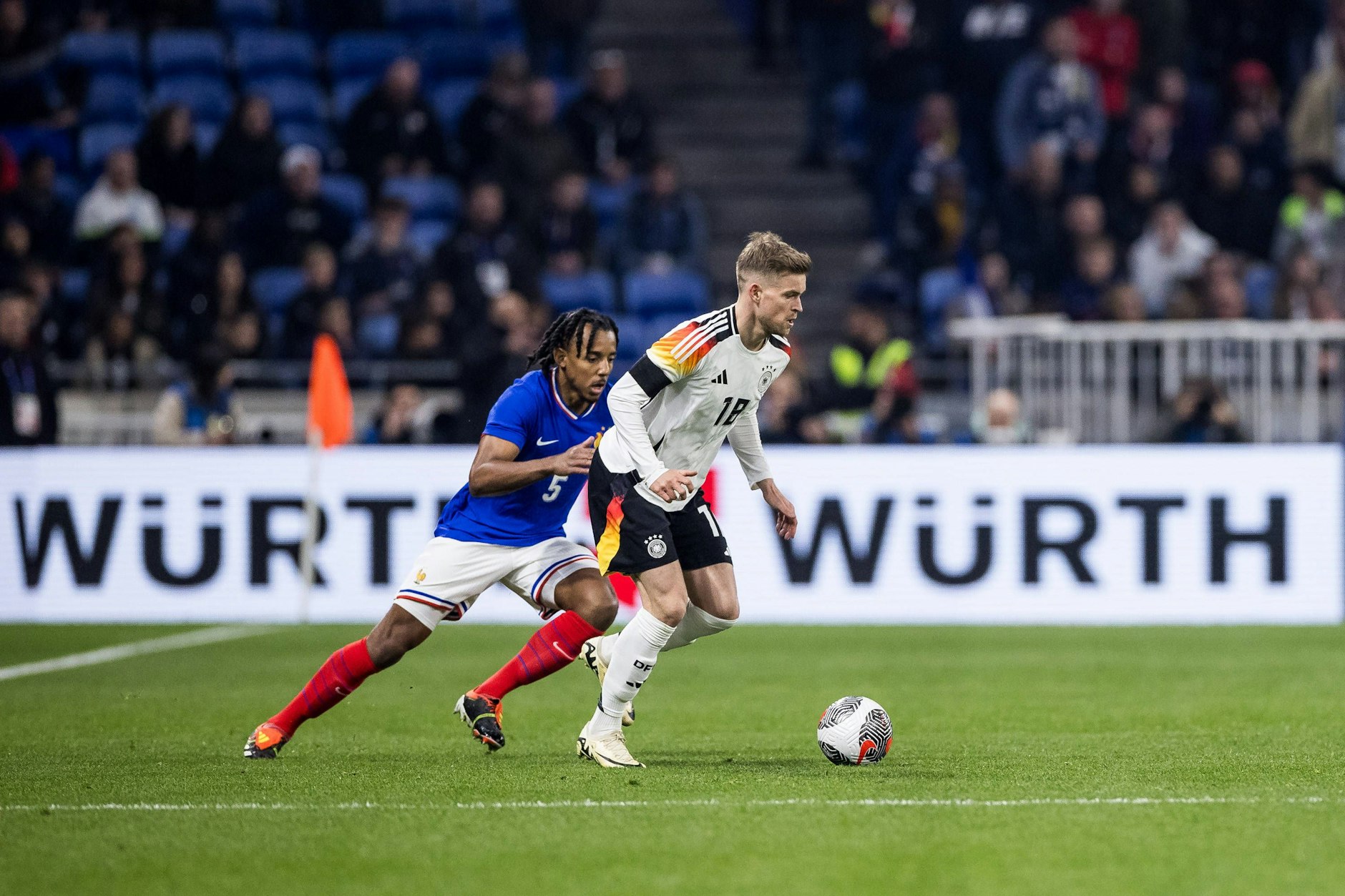 Erstes Länderspiel im März gegen Frankreich (2:0) und gleich überzeugt. Maxi Mittelstädt ist bei der Heim-EM als Linksverteidiger in der DFB-Elf gesetzt.