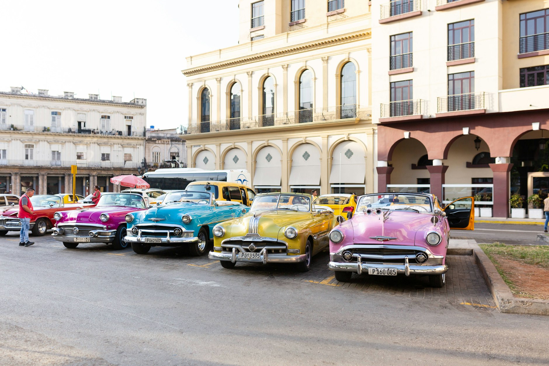 Oldtimer-Parade in Havanna (Kuba). Wer als Berliner Polizist dorthin möchte, muss sich die Reise genehmigen lassen.
