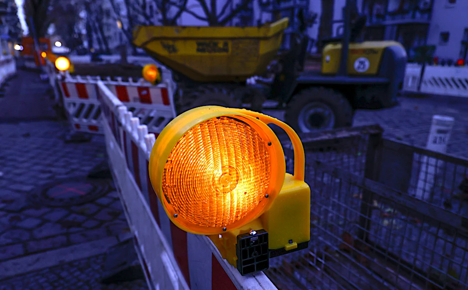Der Blumberger Damm in Biesdorf ist nach einem Rohrschaden gesperrt.