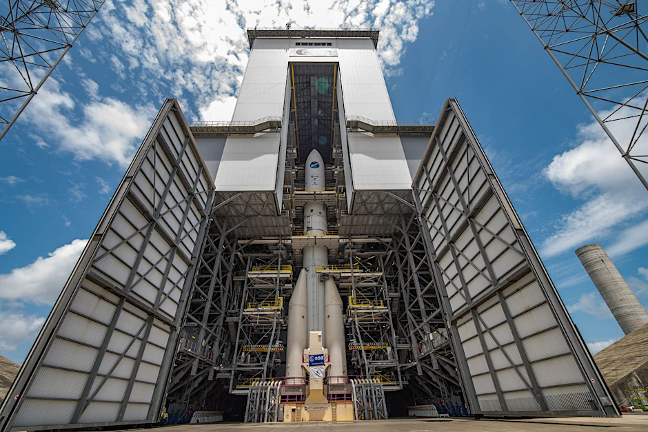 ARCHIV - Die neue Trägerrakete der Ariane 6 auf dem europäischen Weltraumbahnhof in Französisch-Guayana.  